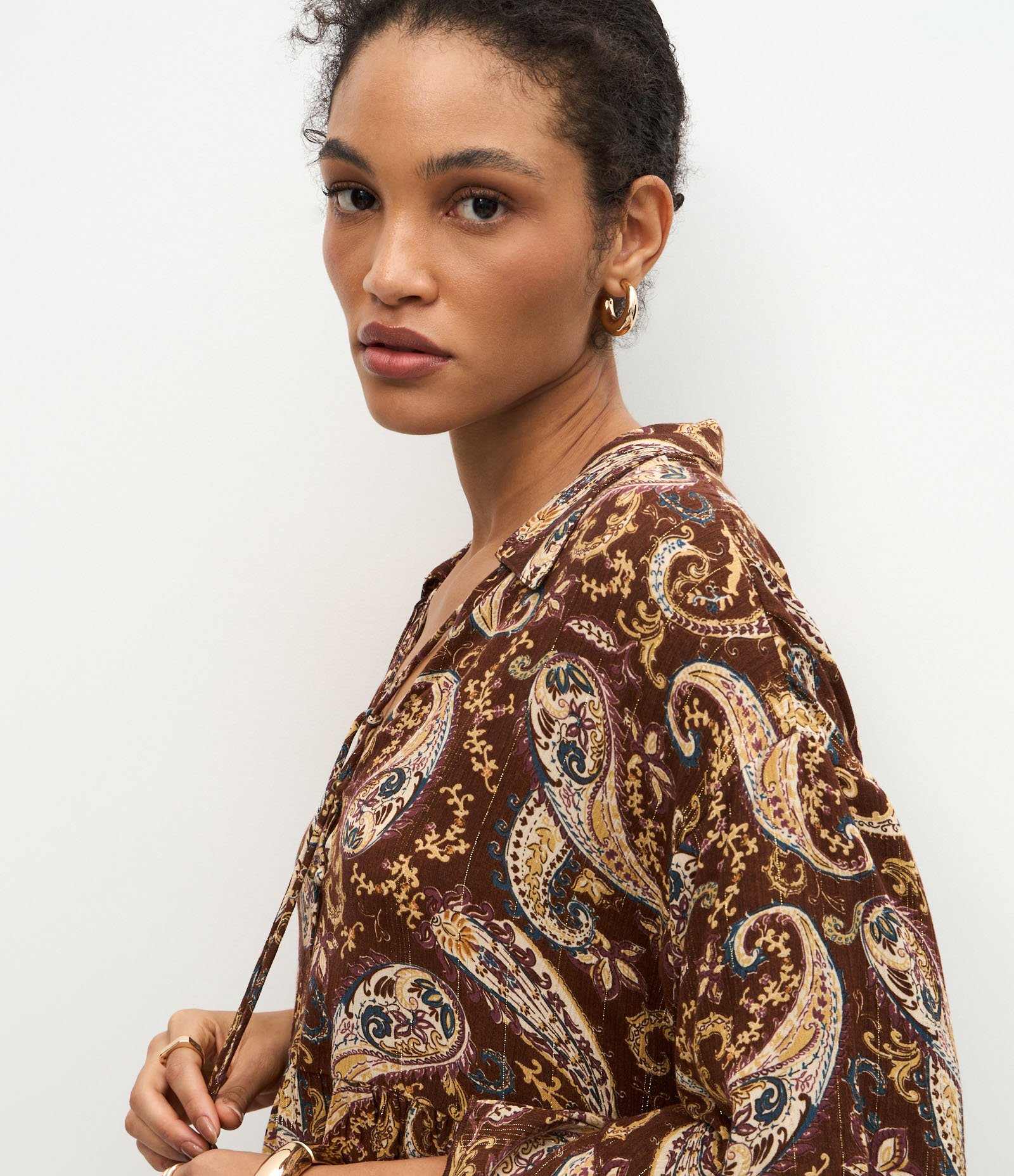 Blusa em Chiffon com Babados e Estampa Paisley Marrom 3
