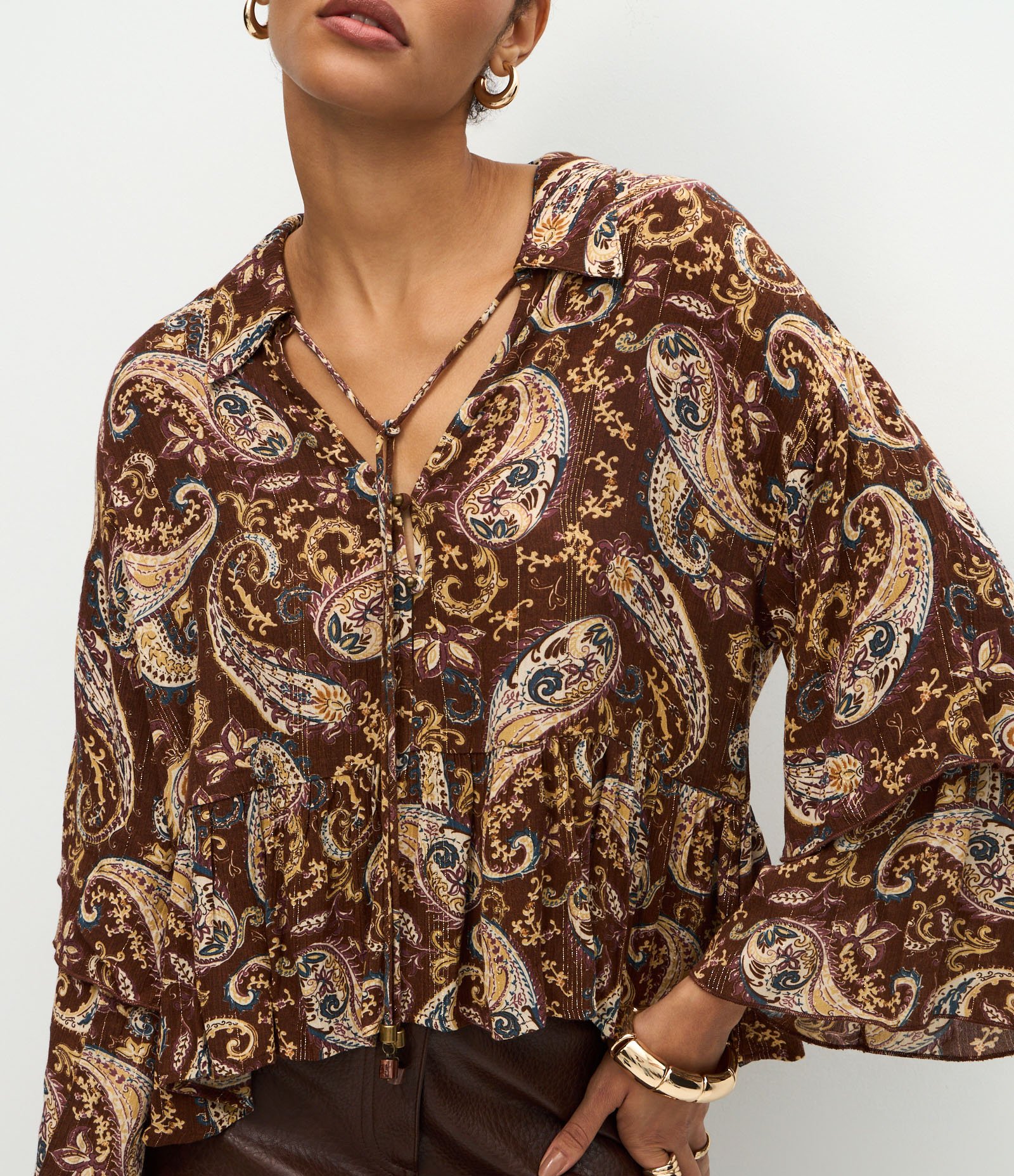 Blusa em Chiffon com Babados e Estampa Paisley Marrom 4