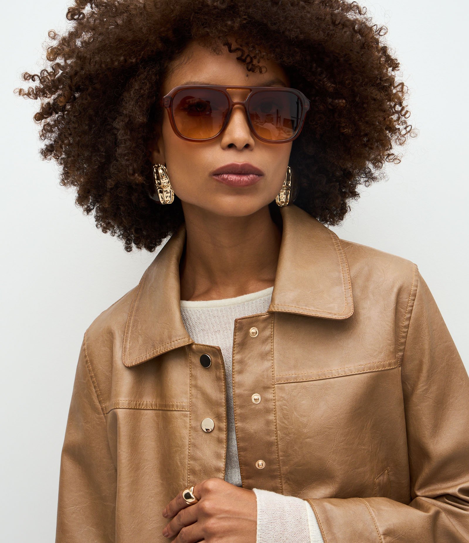 Jaqueta em PU Marmorizada com Abotoamento Frontal Bege 3