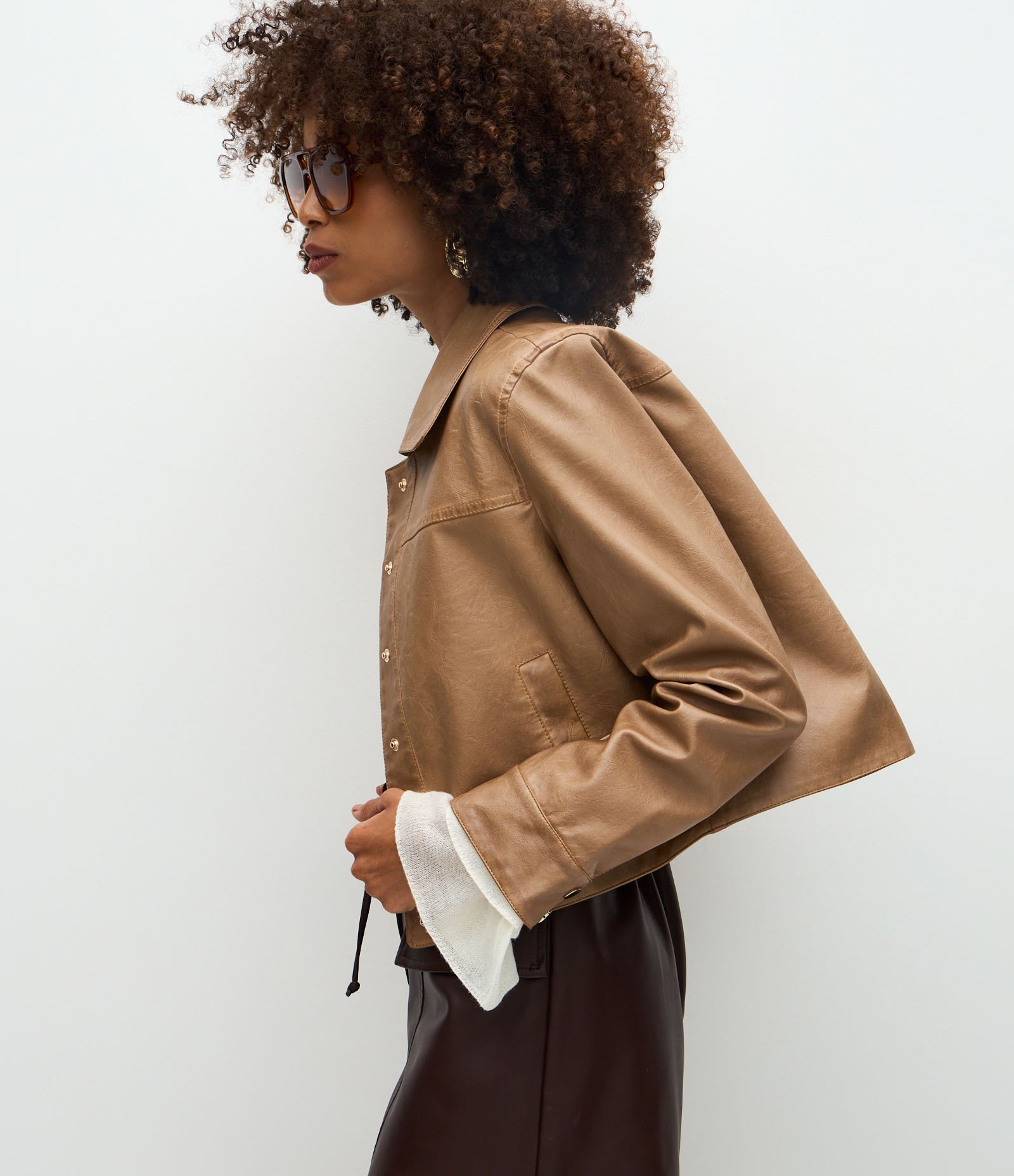 Jaqueta em PU Marmorizada com Abotoamento Frontal Bege 4