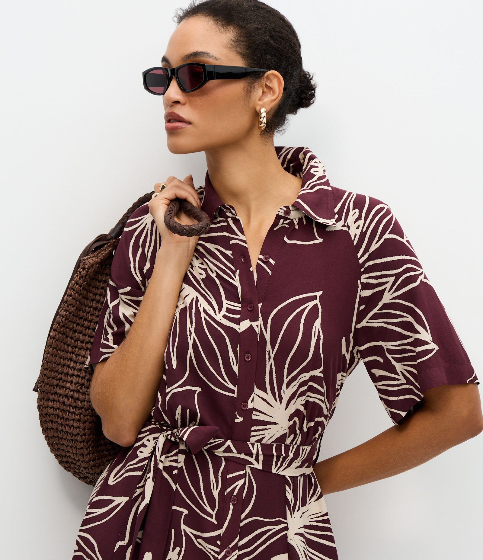 Vestido Midi em Viscose com Estampa de Folhagens Marrom 3