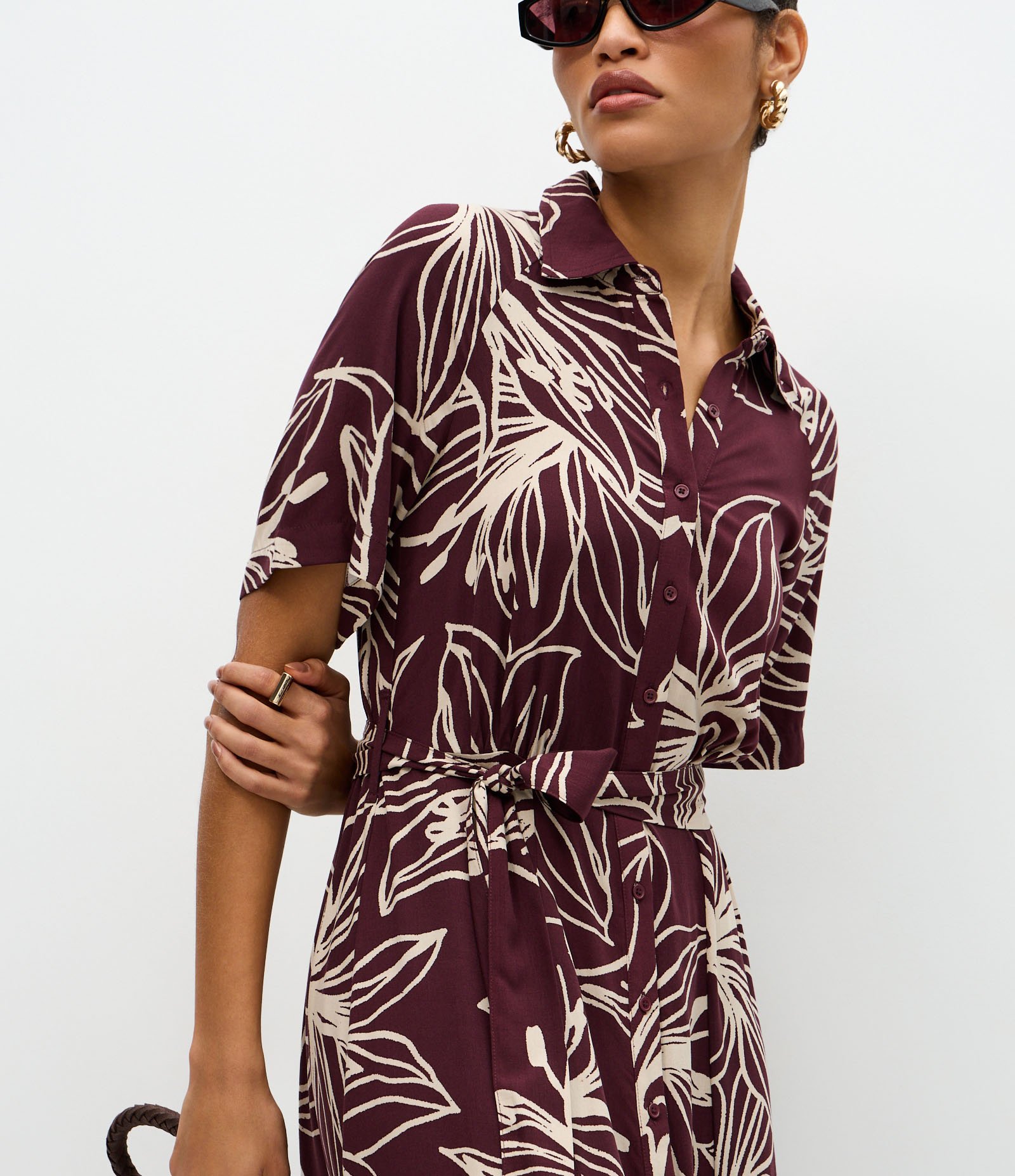 Vestido Midi em Viscose com Estampa de Folhagens Marrom 4