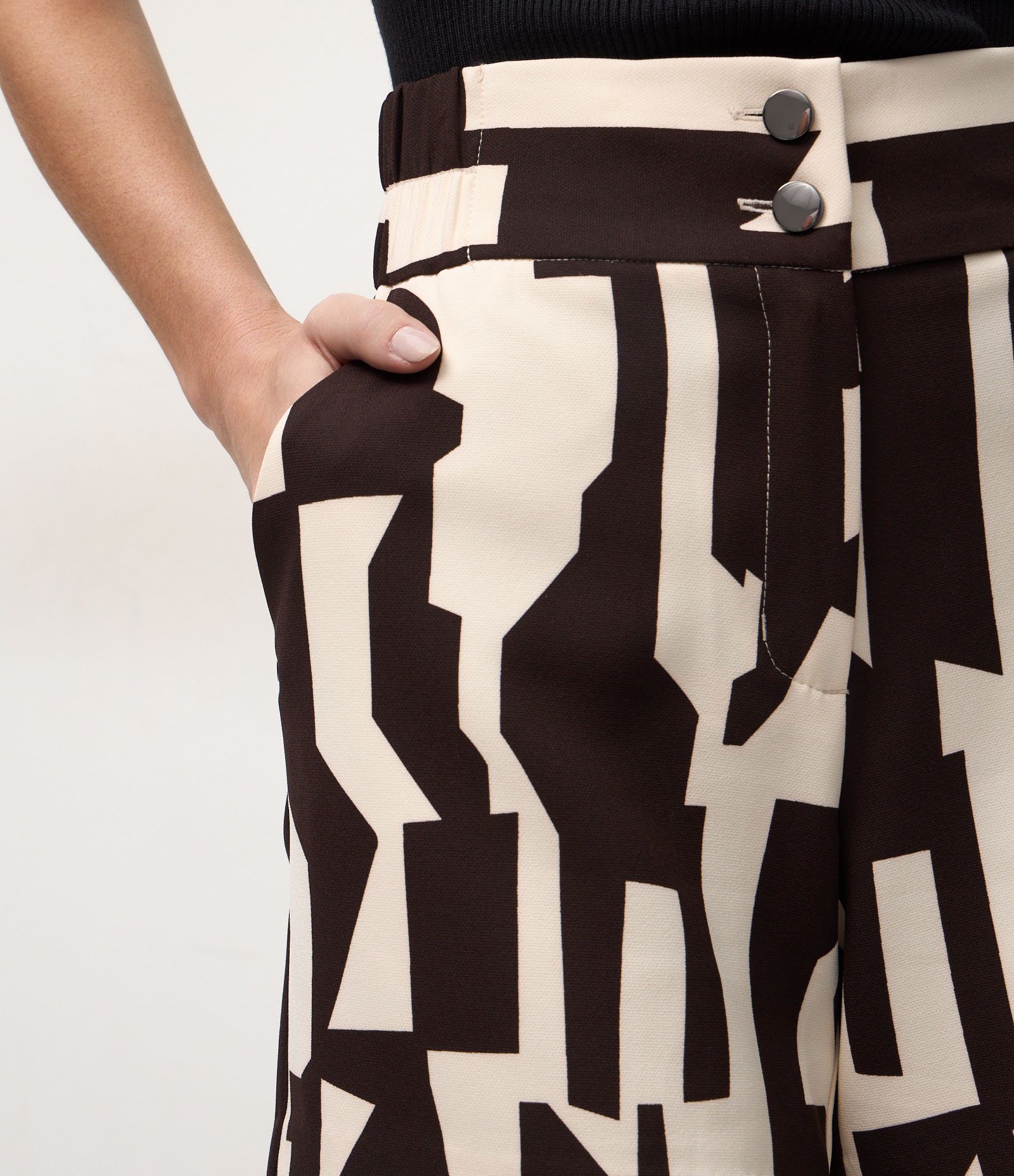 Short Alfaiatado em Crepe com Estampa Geométrica Bege 4