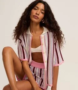 Polo Listrada em Tricô com Manga Curta e Gola Contrastante