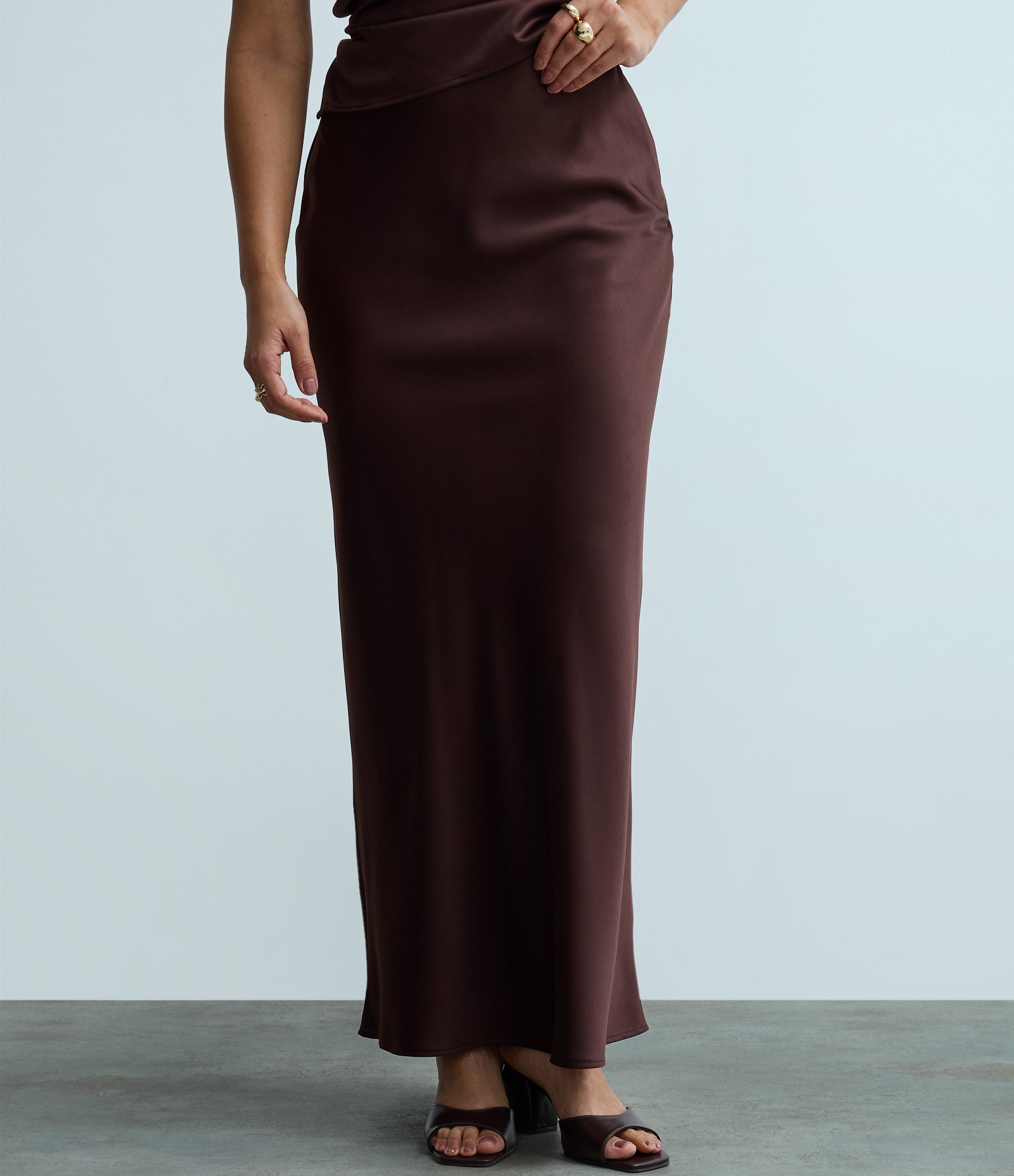 Saia Reta New Midi em Cetim Marrom 3