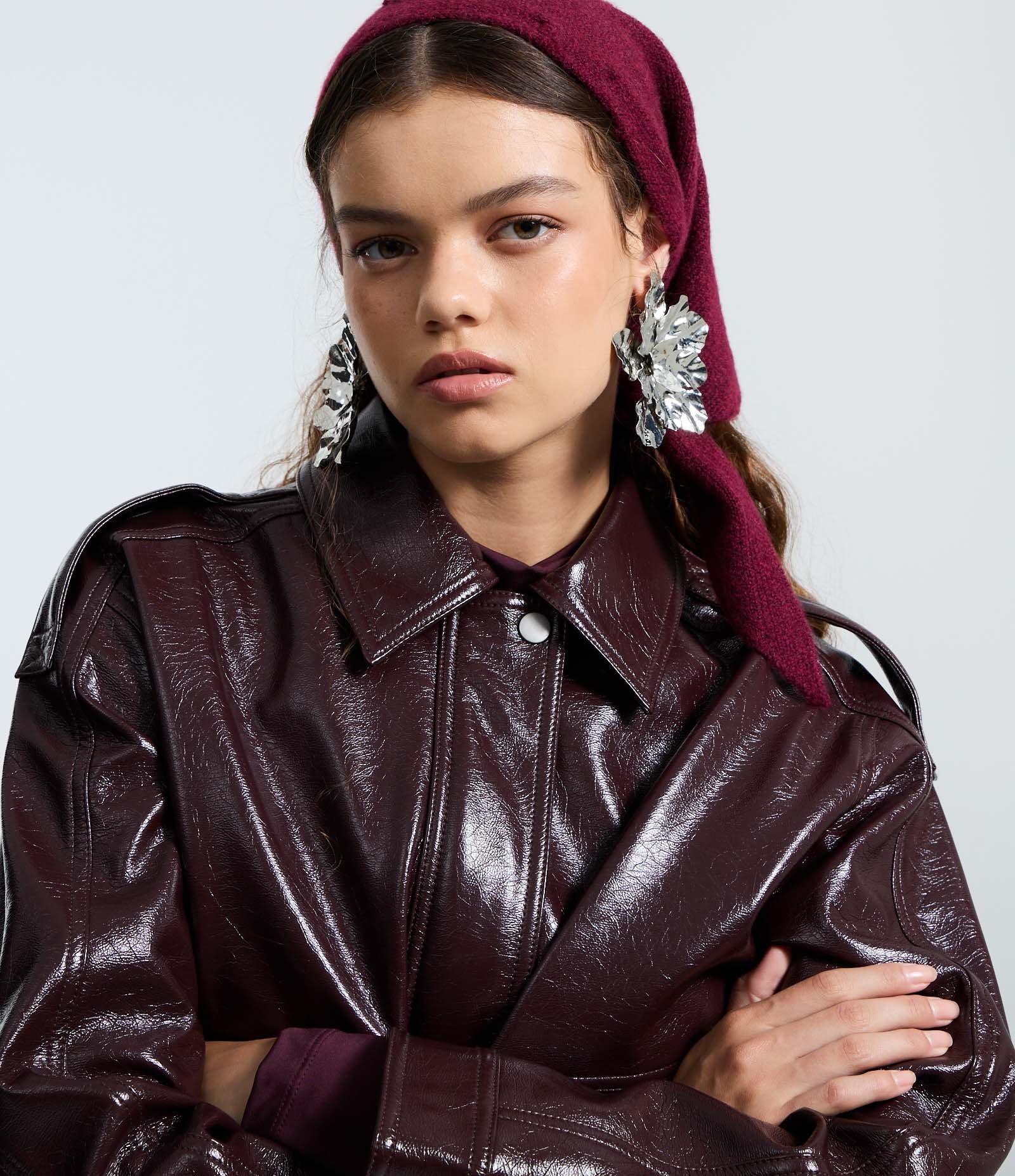 Jaqueta Bomber em PU Com Bolsos Frontais Bordô 3