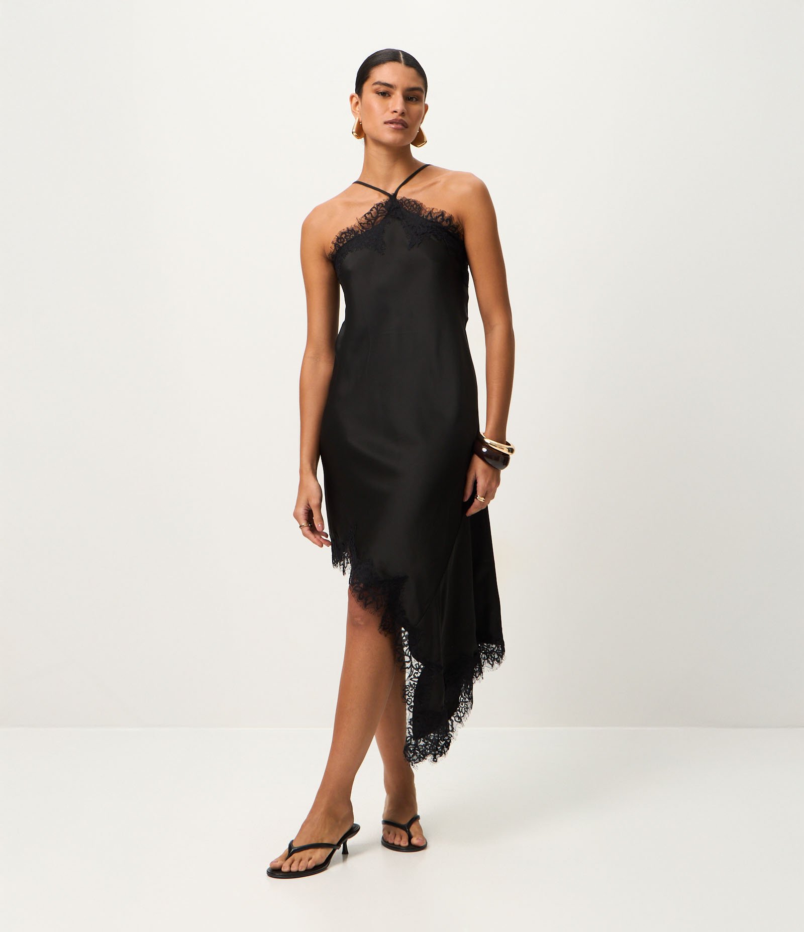 Vestido em Cetim com Decote Halter e Barra Assimétrica Preto 1