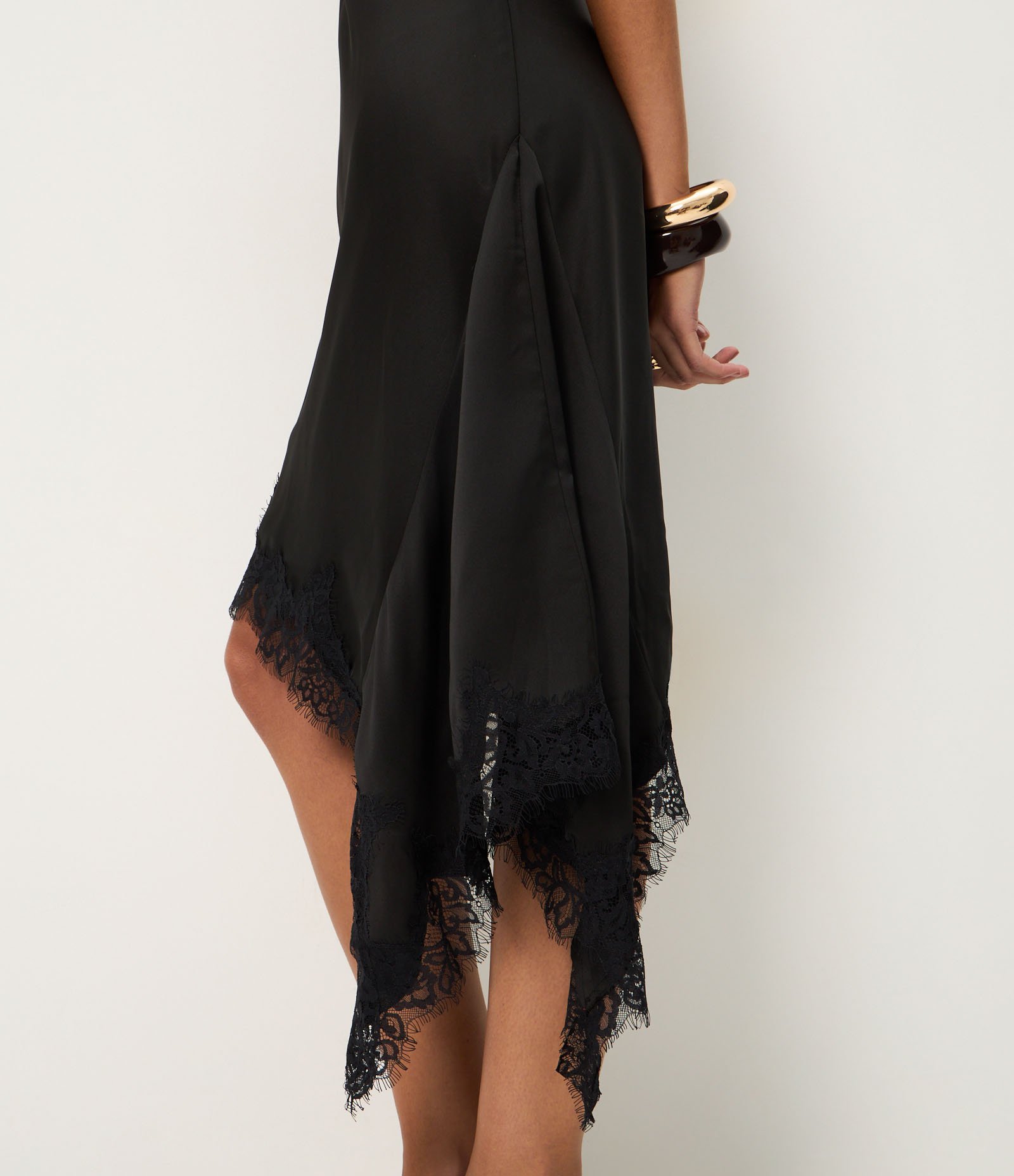 Vestido em Cetim com Decote Halter e Barra Assimétrica Preto 3