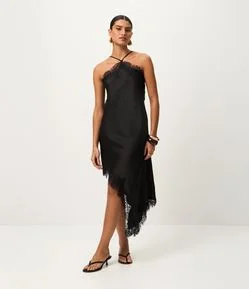 Vestido em Cetim com Decote Halter e Barra Assimétrica