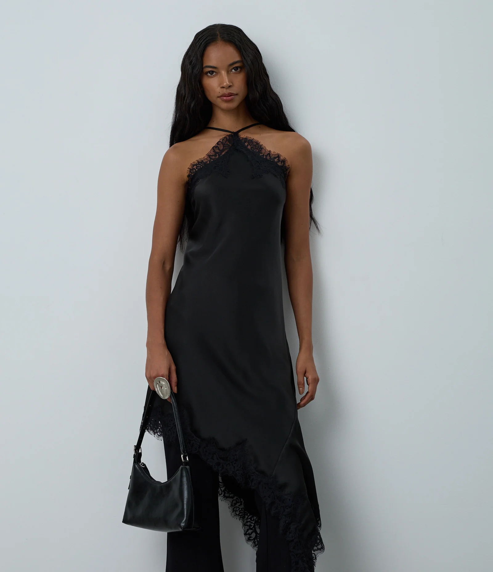 Vestido em Cetim com Decote Halter e Barra Assimétrica Preto 5