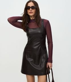 Vestido Tubinho Curto em PU com Decote Quadrado
