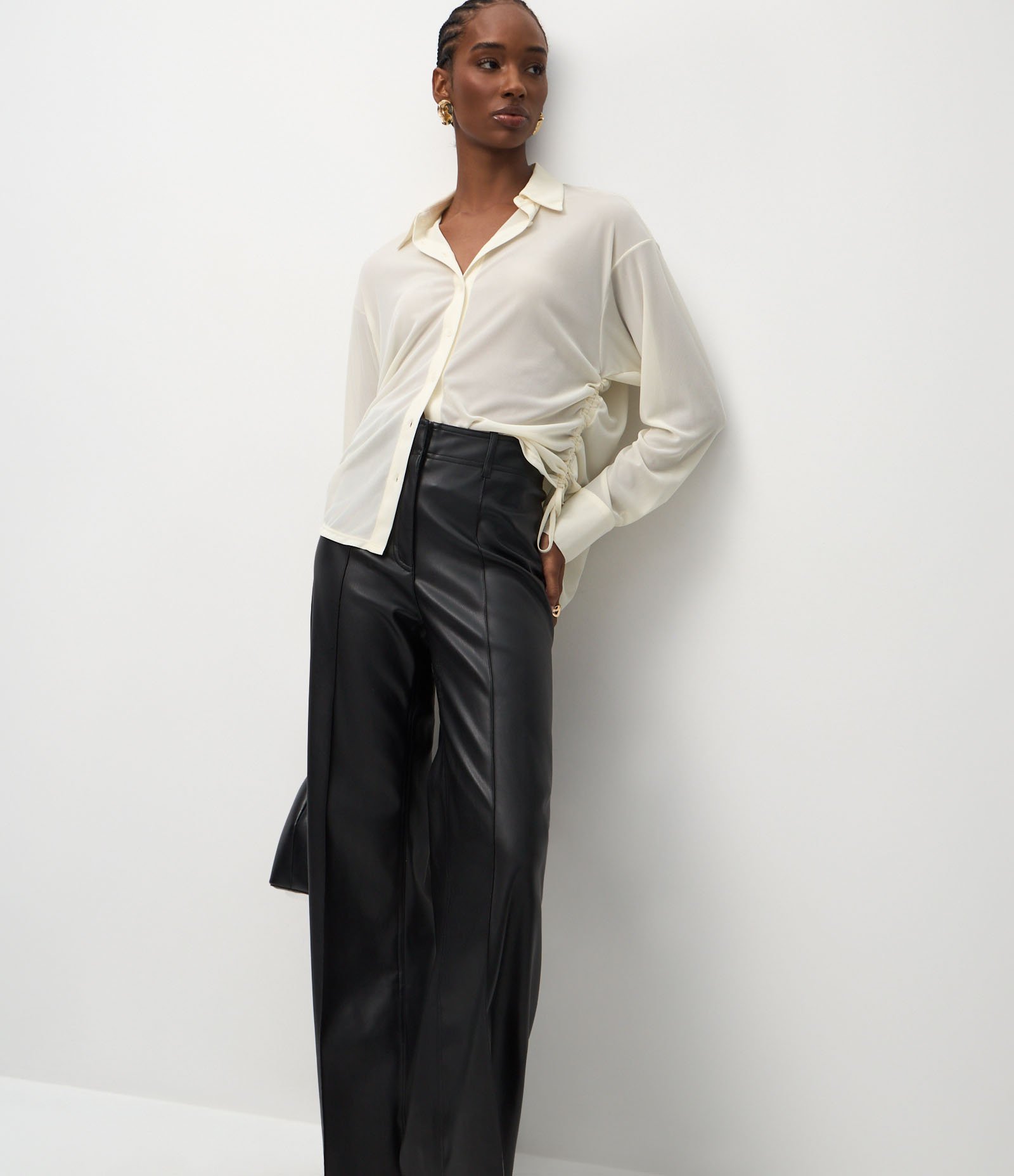 Calça Wide Leg em PU com Aplicação de Bolsos Preto 2