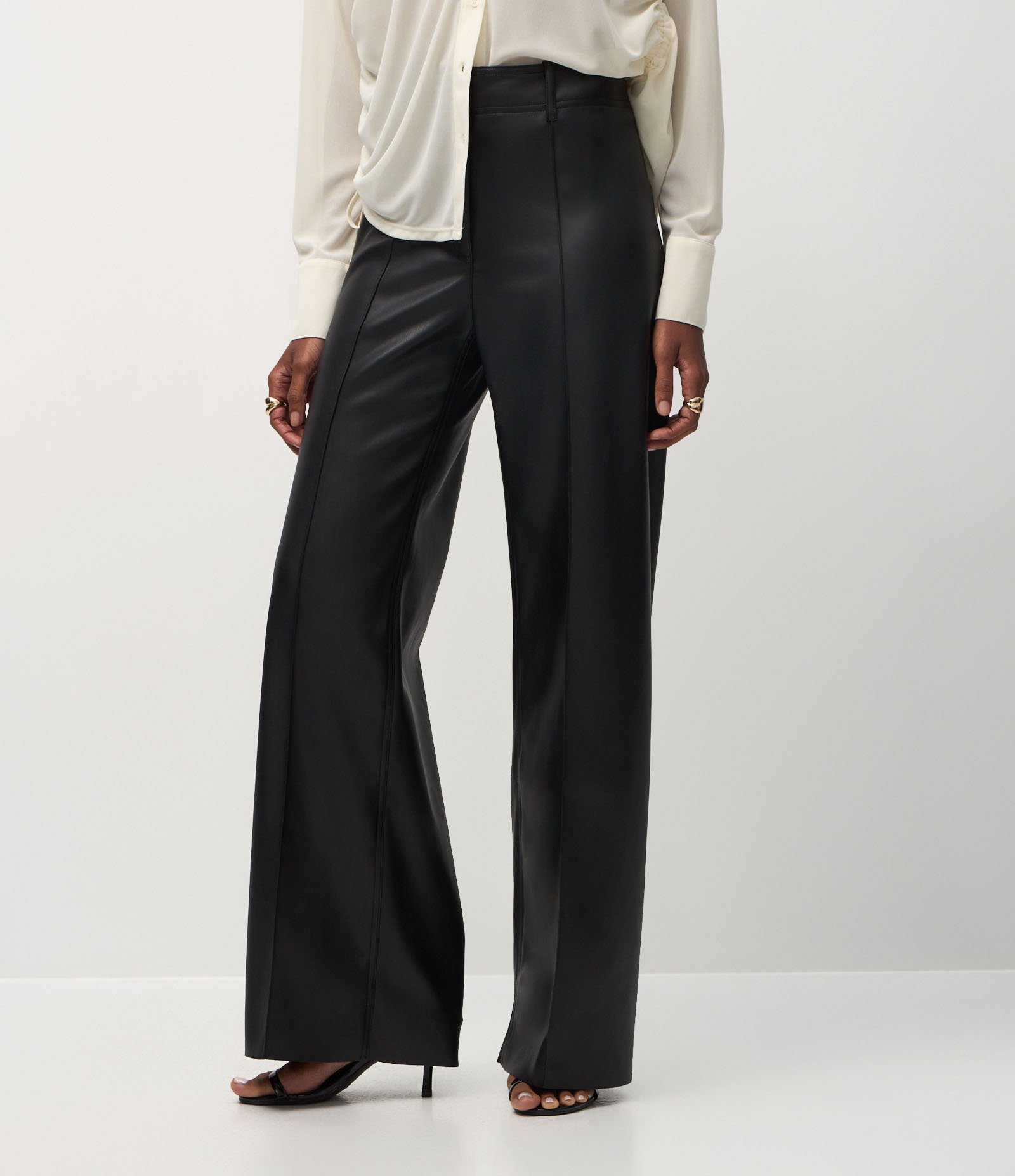 Calça Wide Leg em PU com Aplicação de Bolsos Preto 3