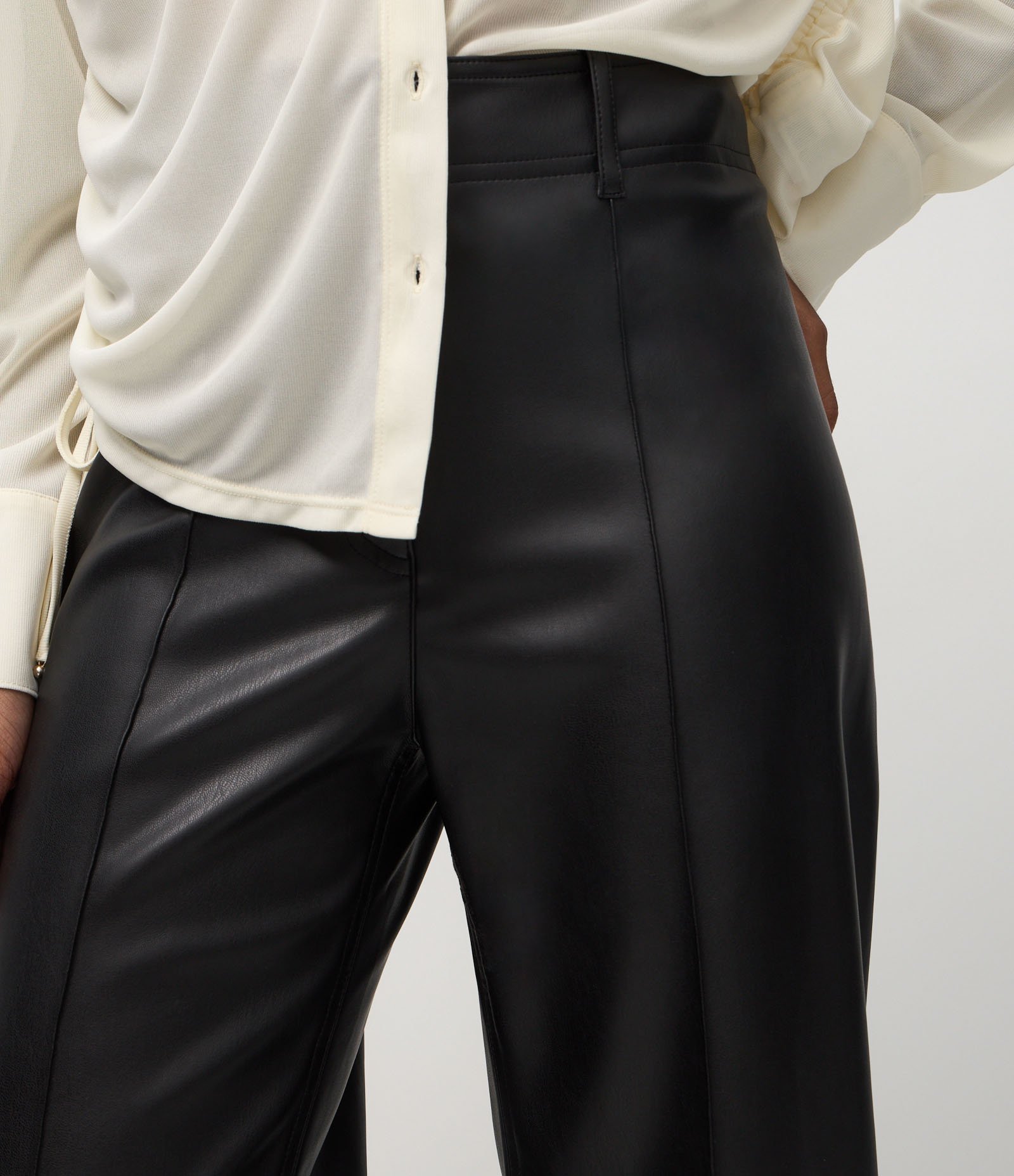 Calça Wide Leg em PU com Aplicação de Bolsos Preto 4