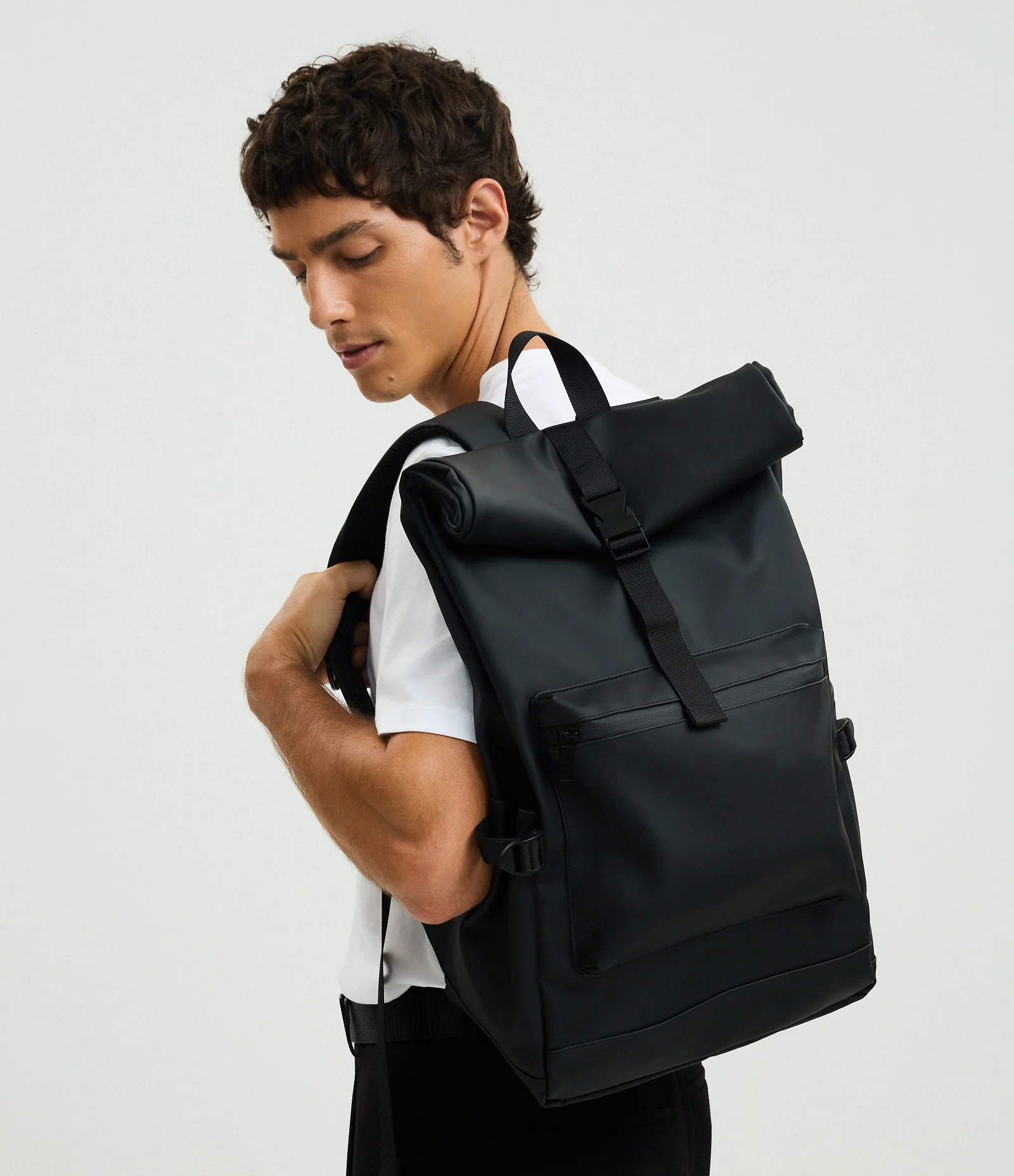 Mochila Emborrachada com Fechamento Ajustável Preto 1