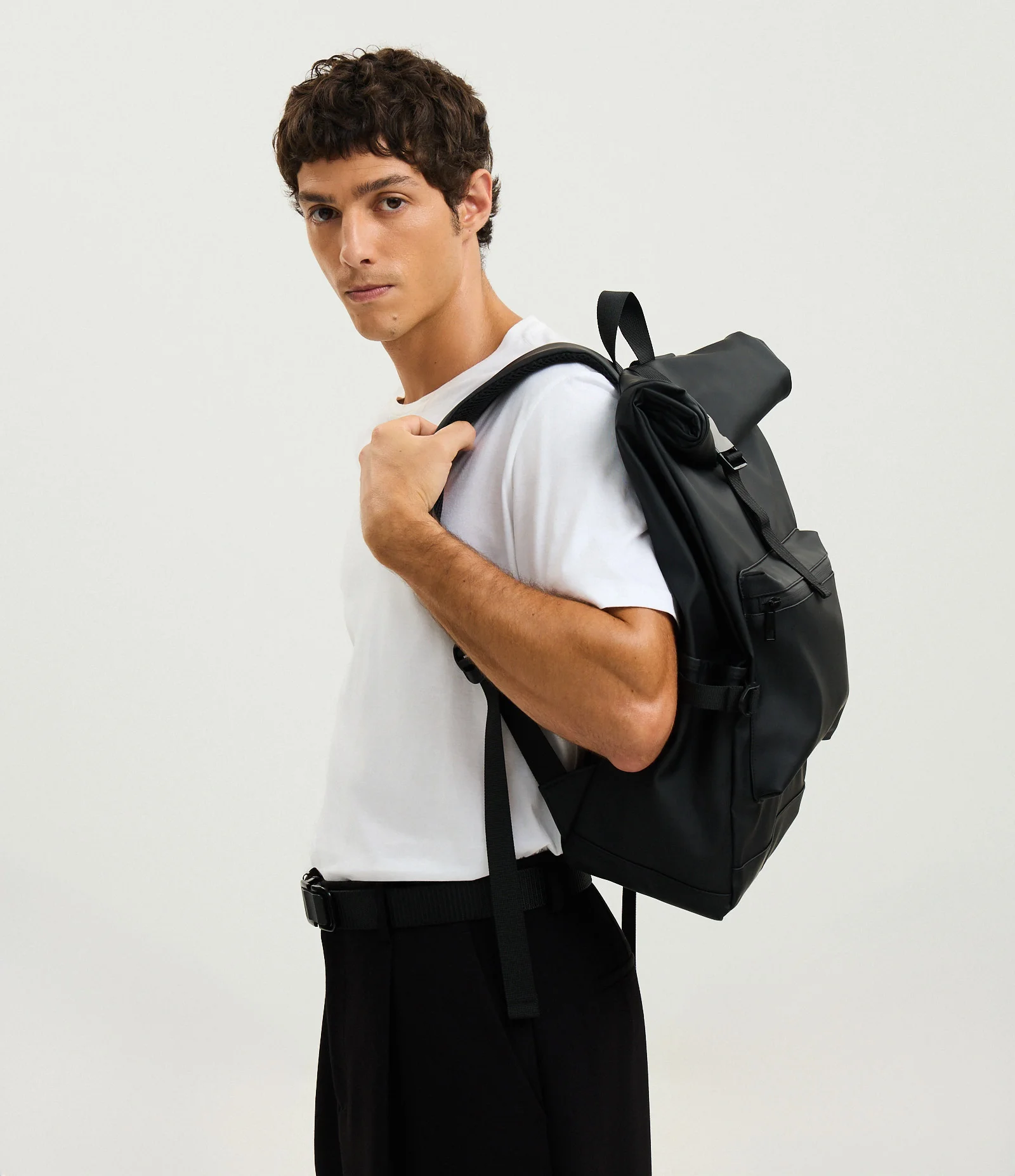 Mochila Emborrachada com Fechamento Ajustável Preto 2