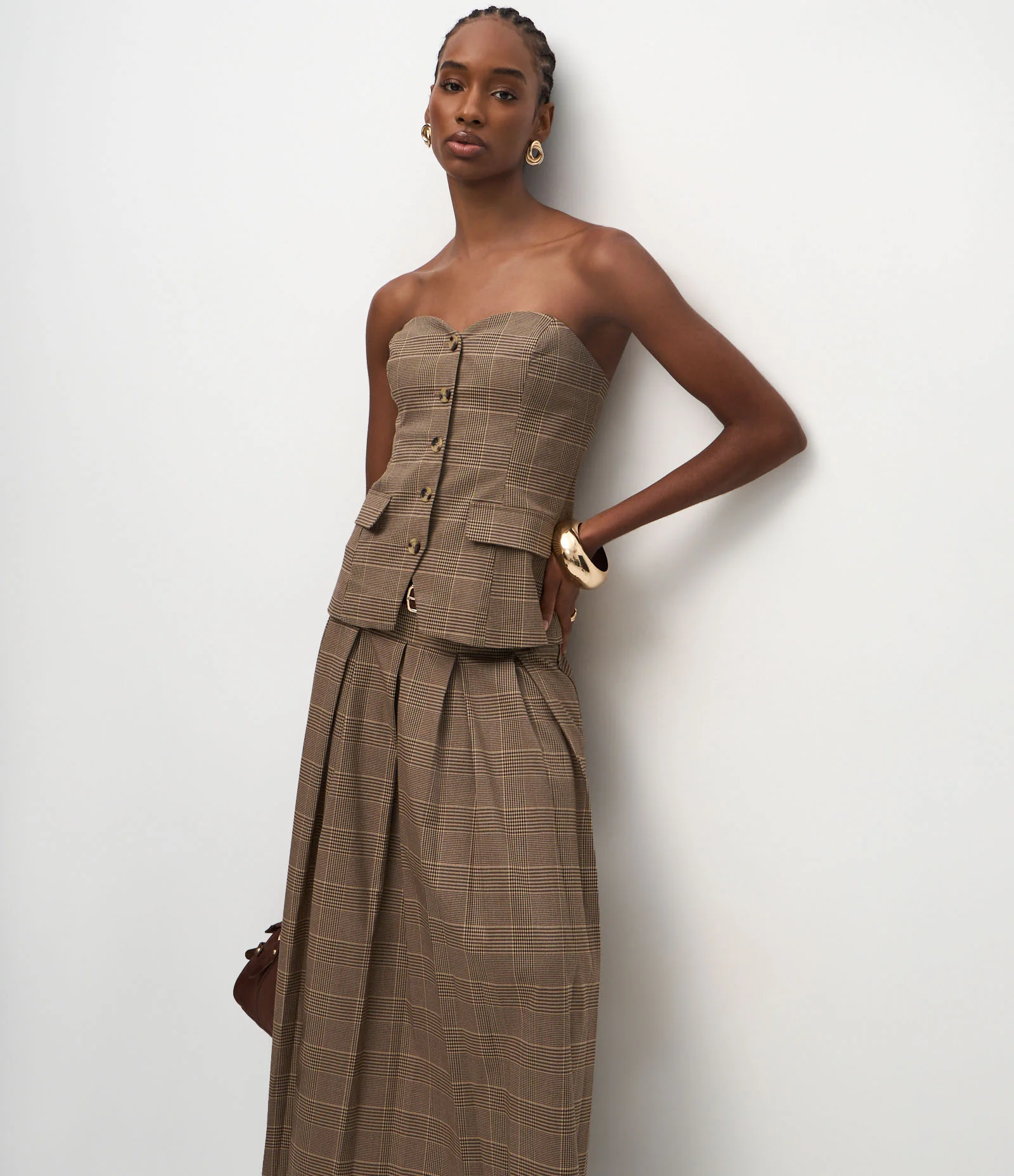 Saia Midi Xadrez Alfaiatada com Cinto e Pregas Marcadas Marrom 2