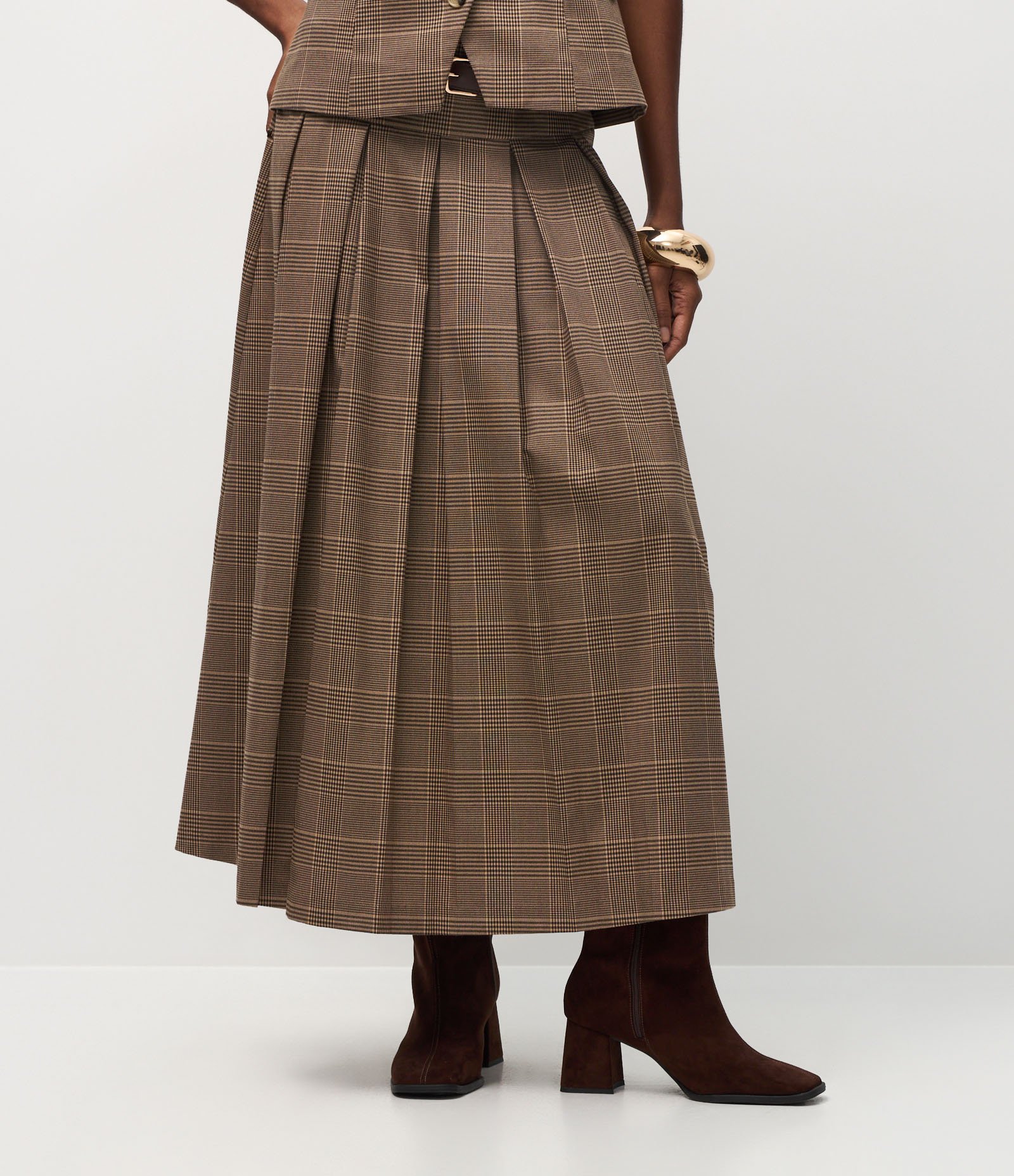 Saia Midi Xadrez Alfaiatada com Cinto e Pregas Marcadas Marrom 3