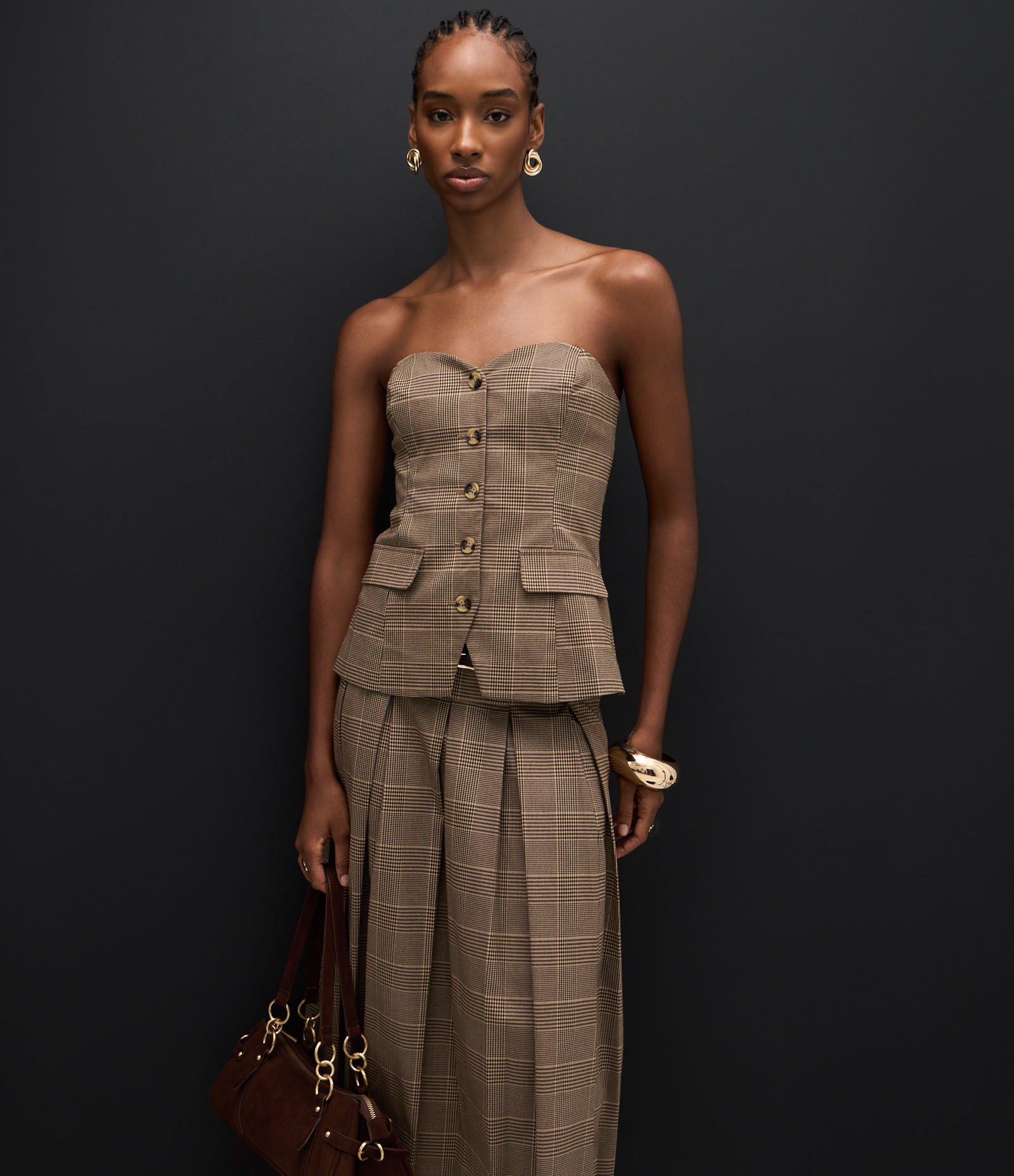 Saia Midi Xadrez Alfaiatada com Cinto e Pregas Marcadas Marrom 5