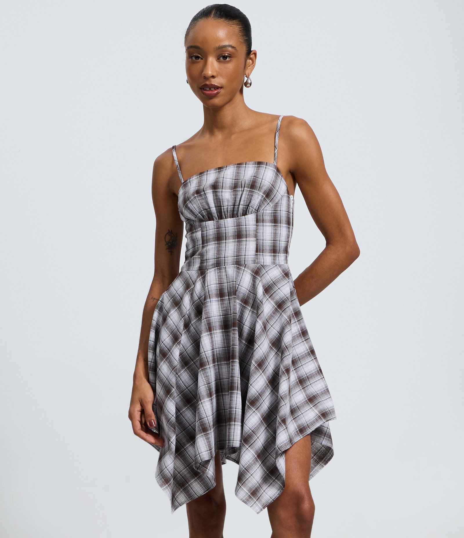 Vestido de Alcinha em Flanela Xadrez com Pontas na Barra Cinza 2