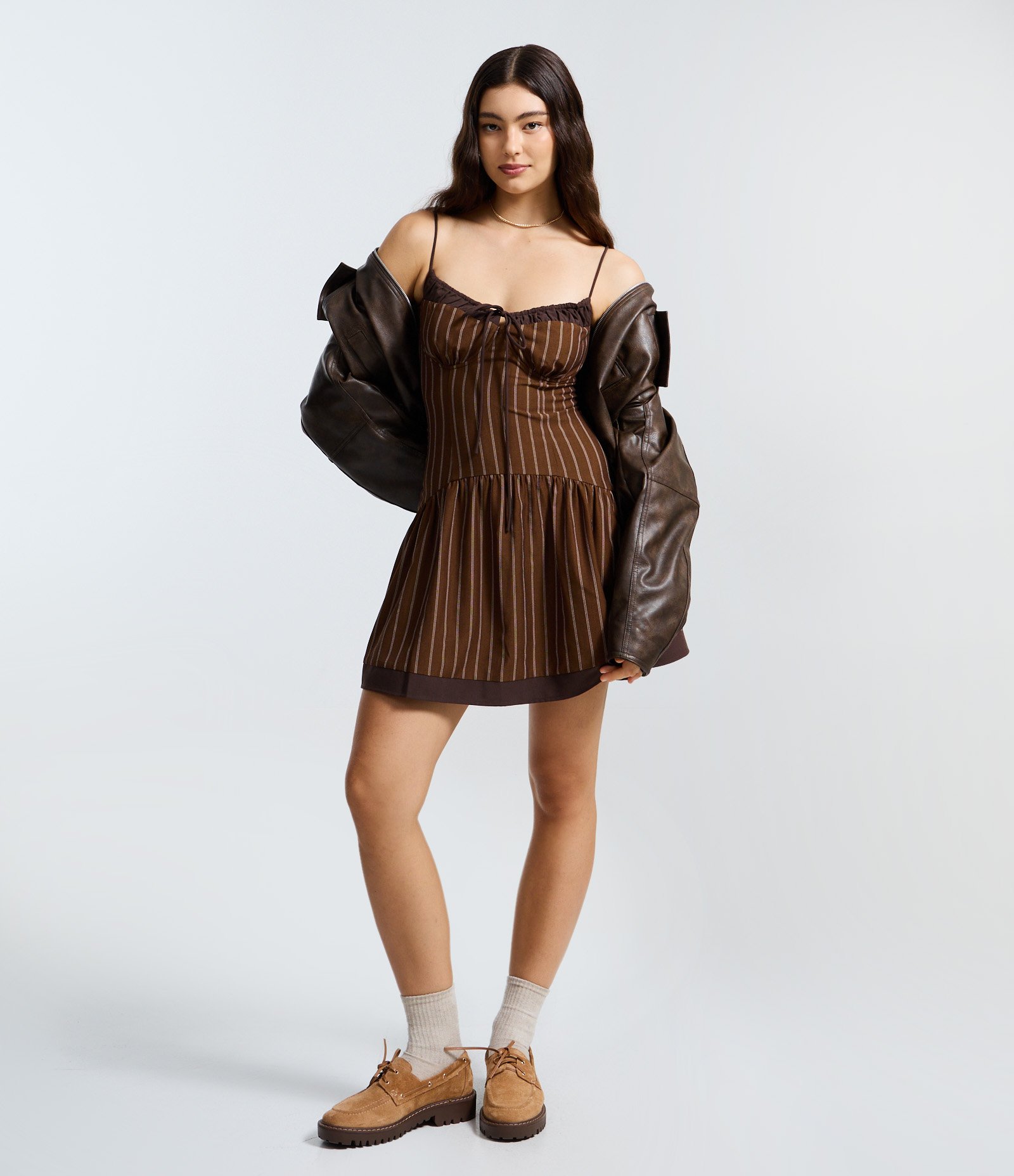 Vestido de Alça com Listras Risca de Giz Marrom 3