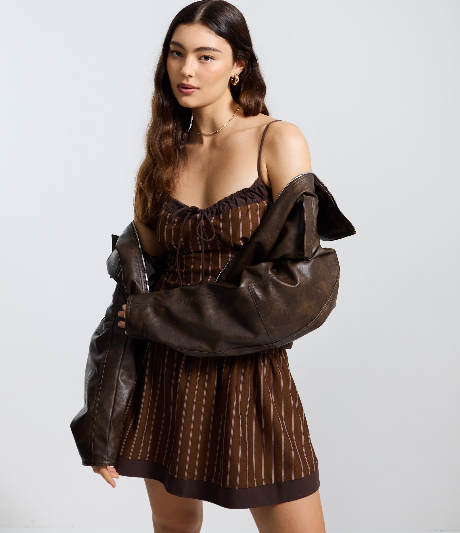 Vestido de Alça com Listras Risca de Giz Marrom 4