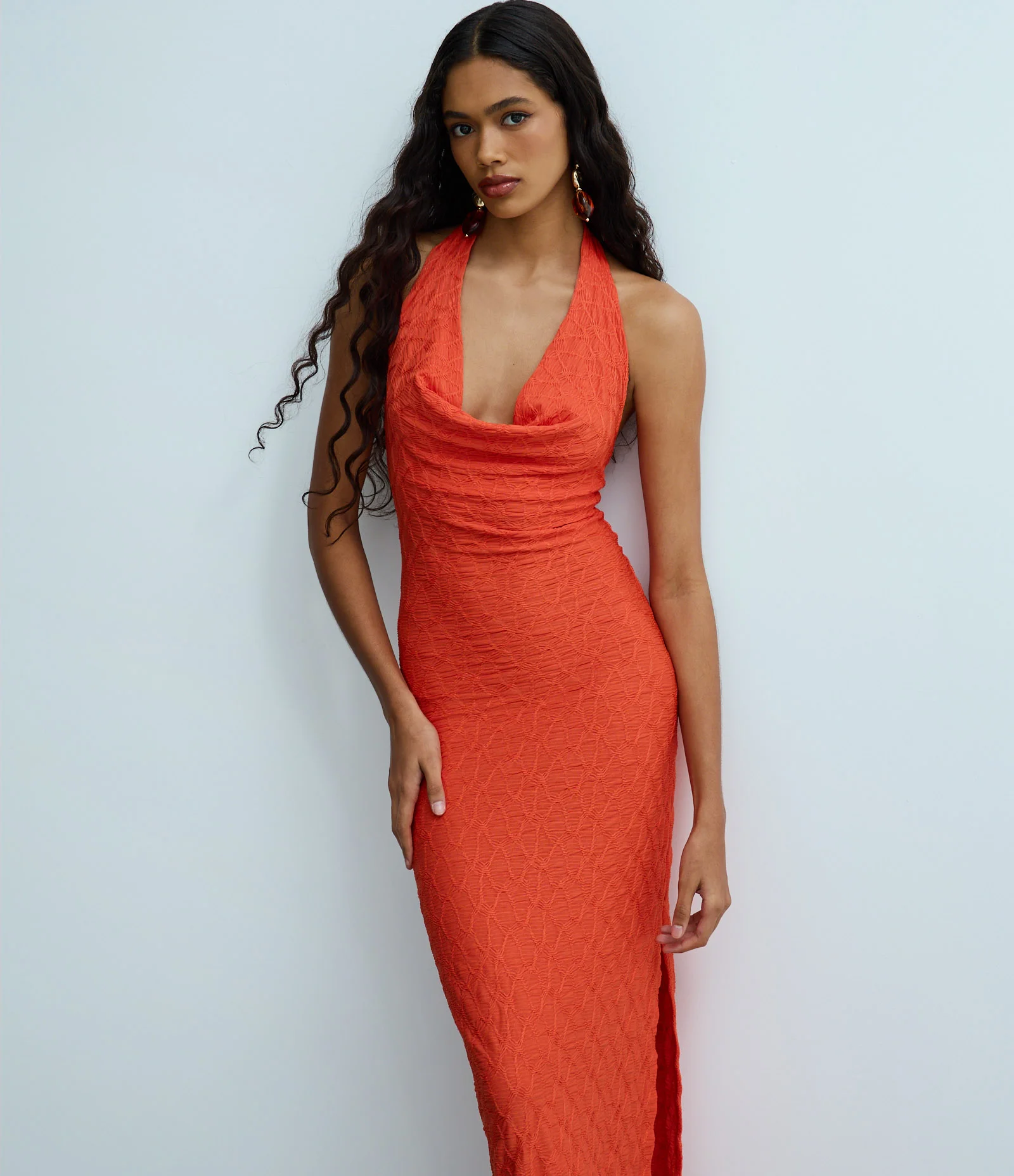 Vestido Frente Única com Decote Halter e Franzido Lateral Laranja Escuro 2