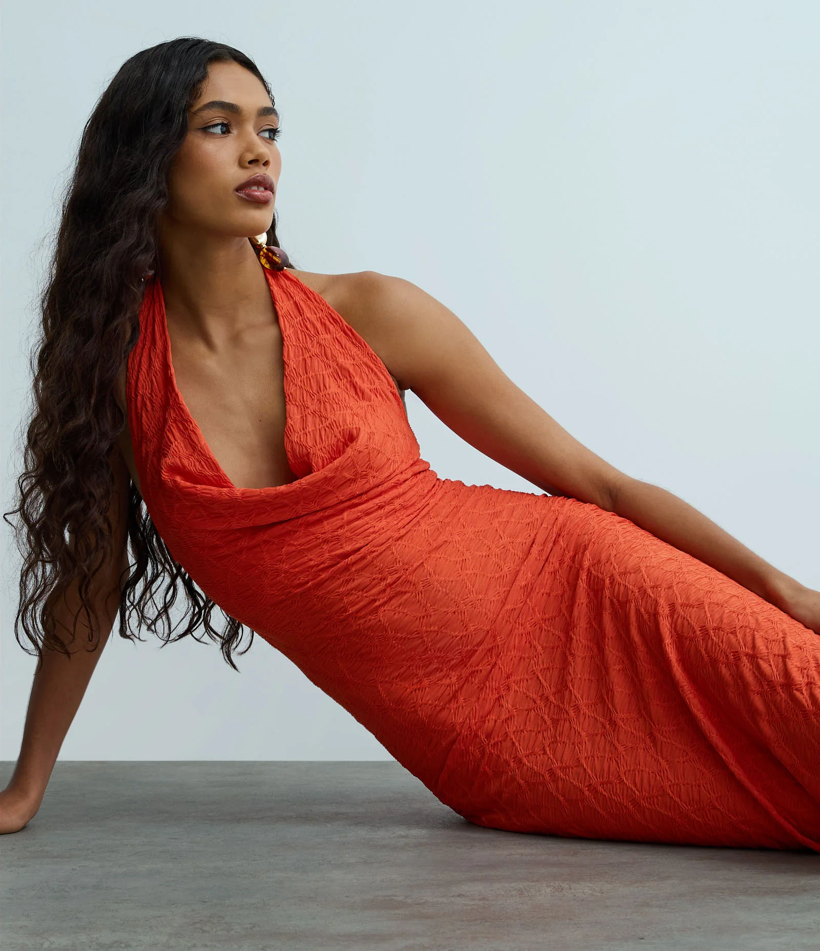 Vestido Frente Única com Decote Halter e Franzido Lateral Laranja Escuro 3