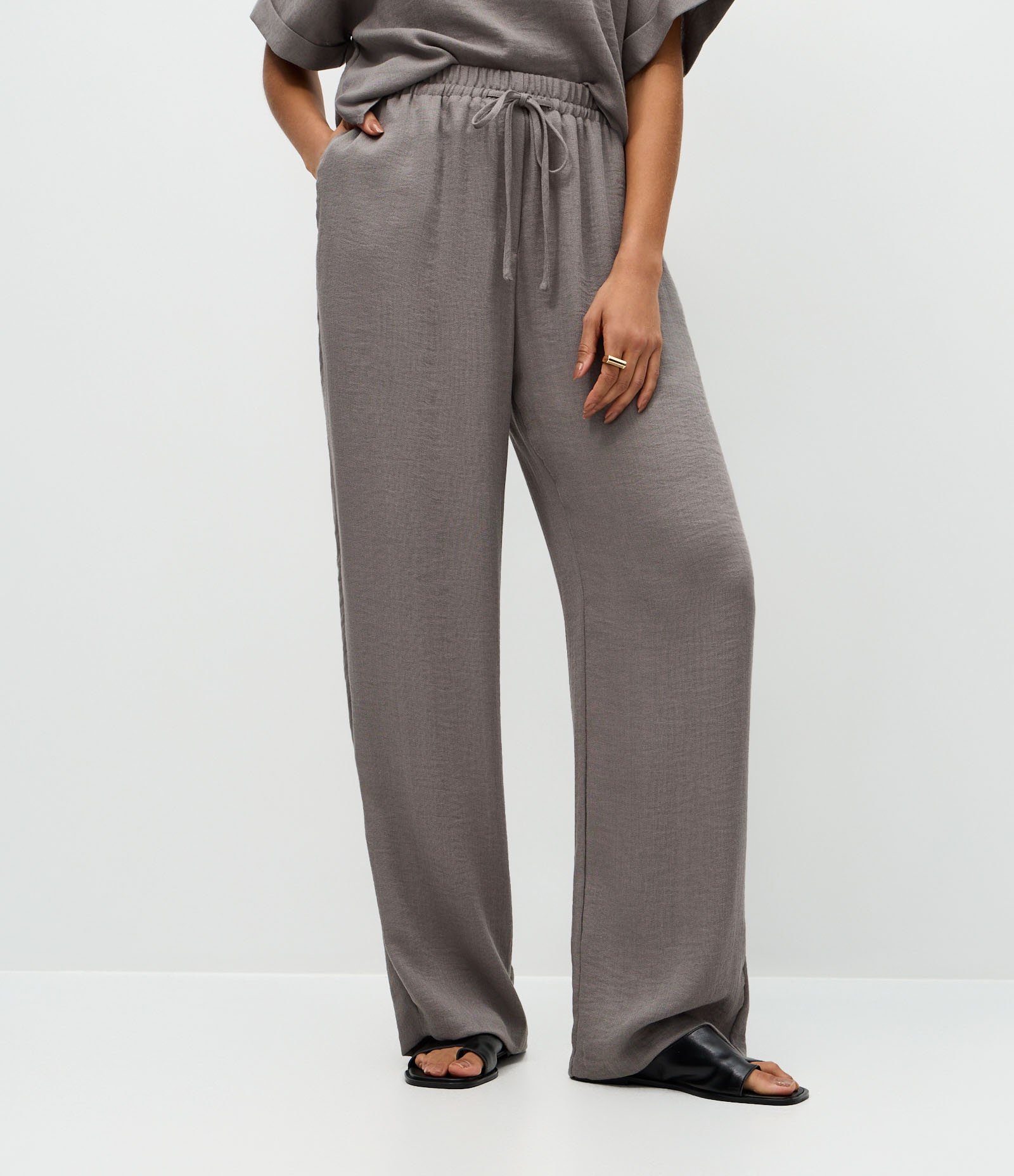 Calça Reta em Chalis com Cós Elástico e Amarração Frontal Cinza Escuro 3