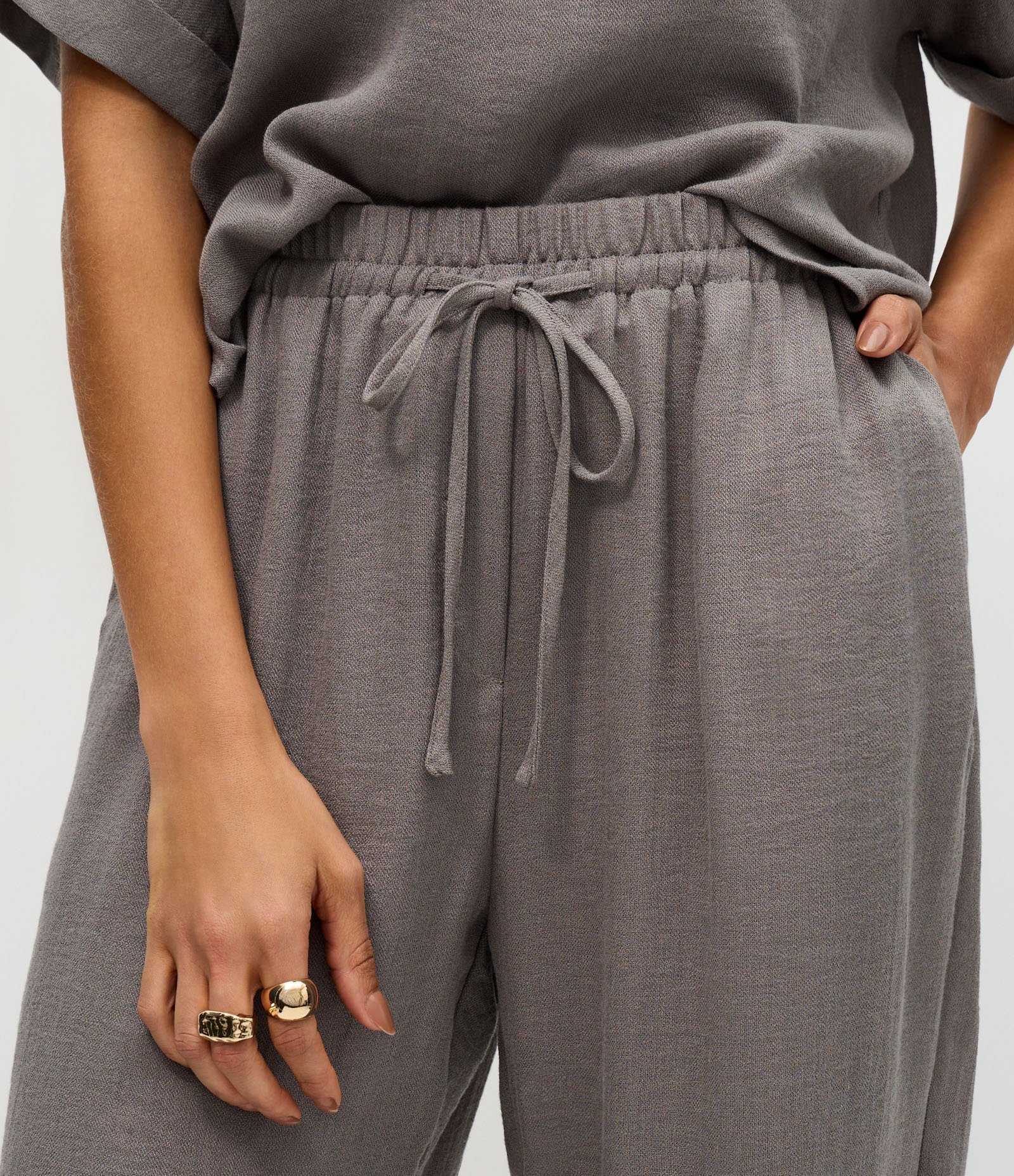 Calça Reta em Chalis com Cós Elástico e Amarração Frontal Cinza Escuro 4