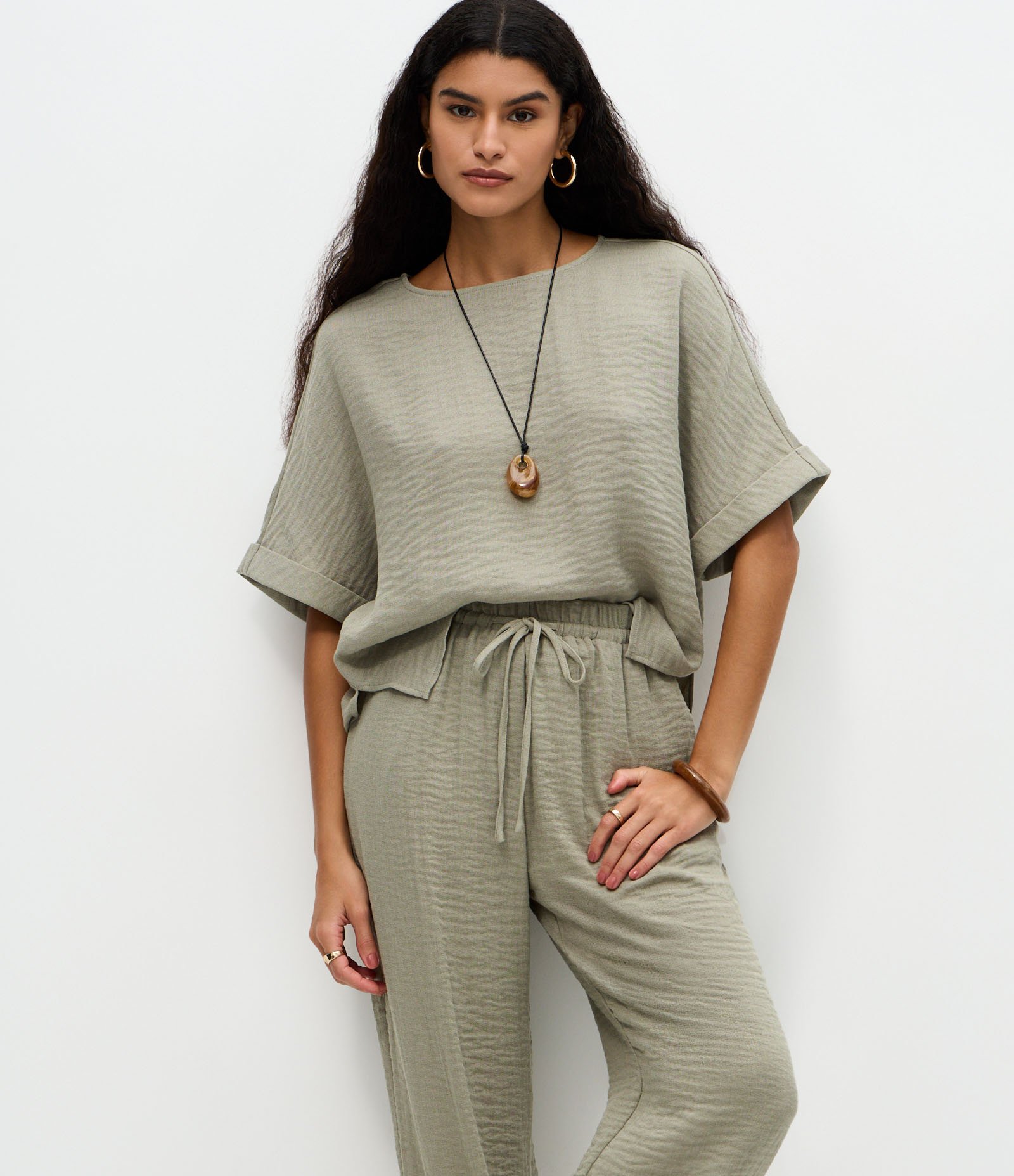 Calça Reta em Chalis com Cós Elástico e Amarração Frontal Cinza 2