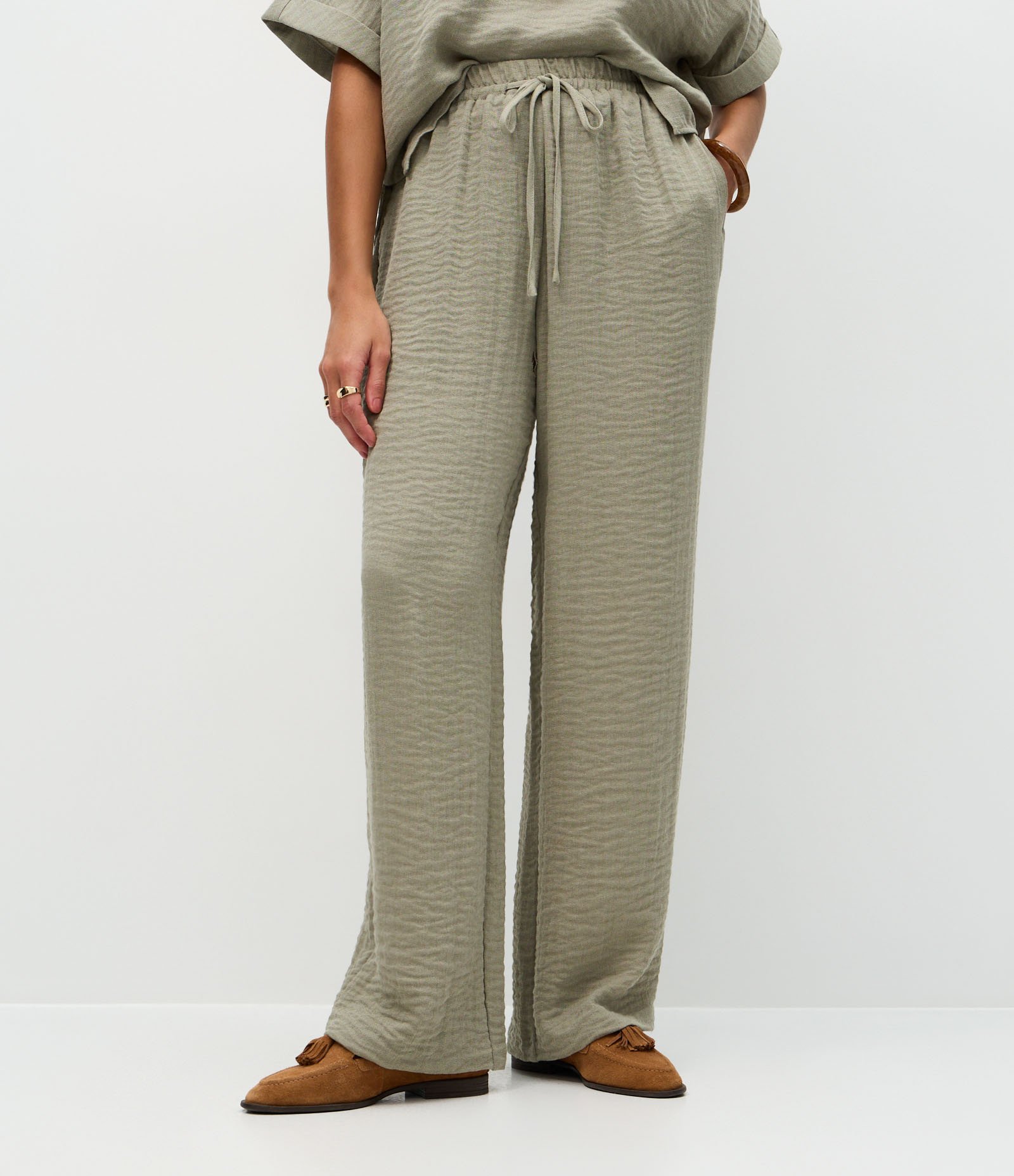 Calça Reta em Chalis com Cós Elástico e Amarração Frontal Cinza 3