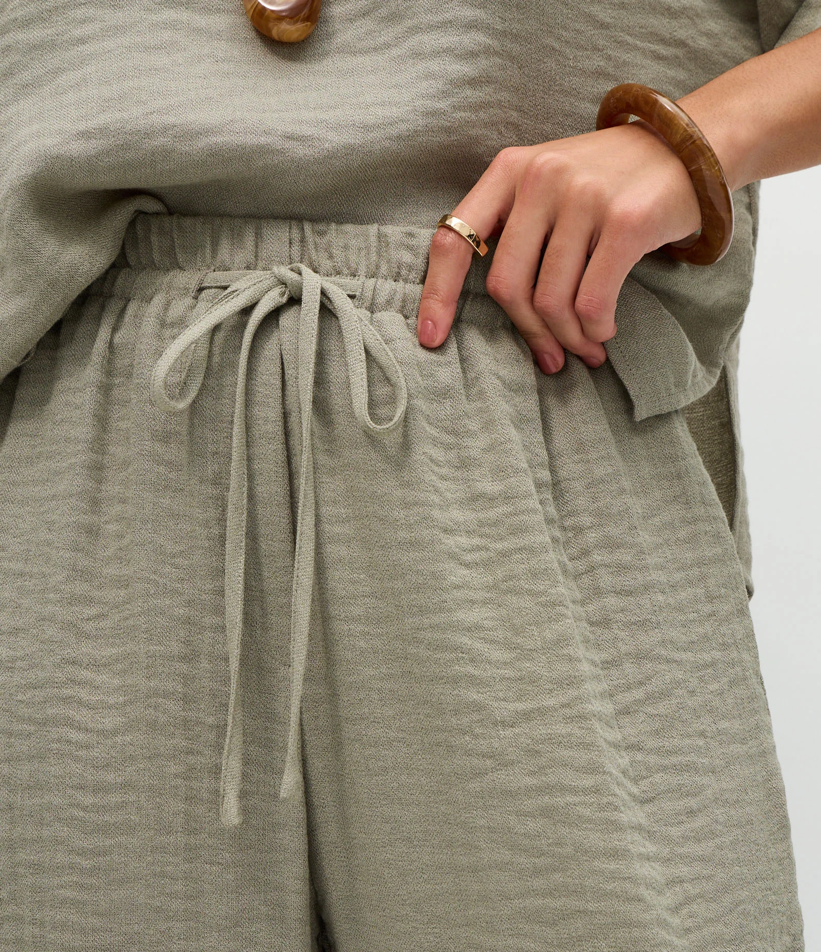 Calça Reta em Chalis com Cós Elástico e Amarração Frontal Cinza 4