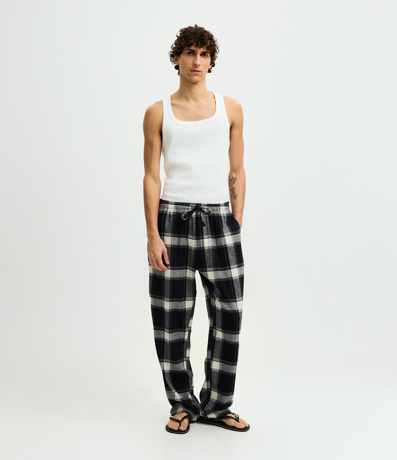Calça de Pijama em Flanela Xadrez com Cordão no Cós Preto 1