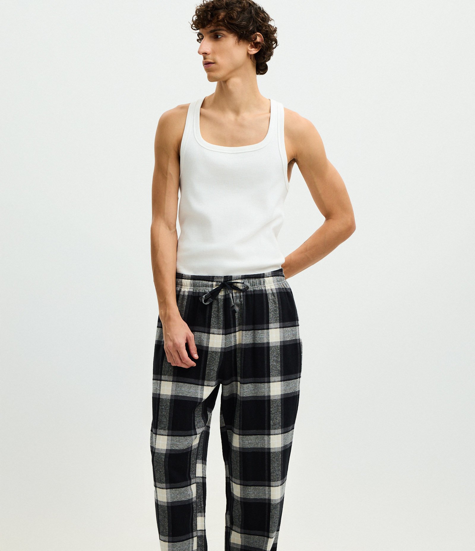 Calça de Pijama em Flanela Xadrez com Cordão no Cós Preto 4