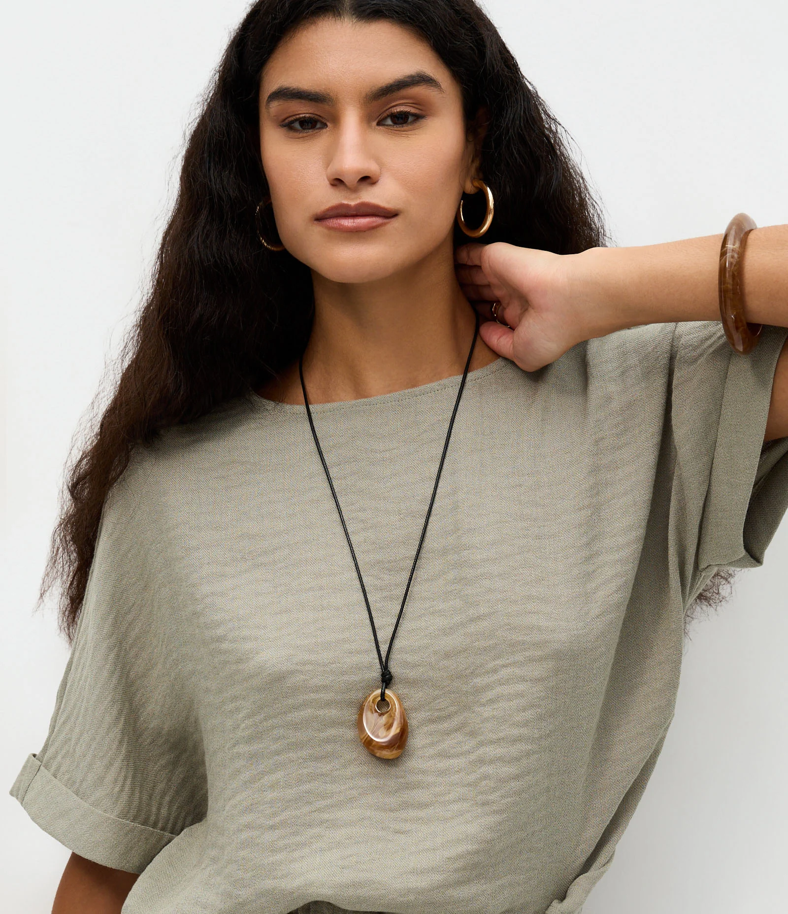 Blusa em Viscose com Barra Dobrada e Decote Canoa Cinza 1