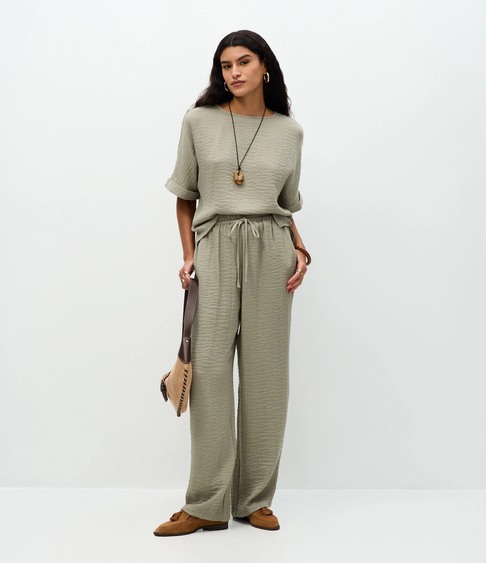 Blusa em Viscose com Barra Dobrada e Decote Canoa Cinza 2