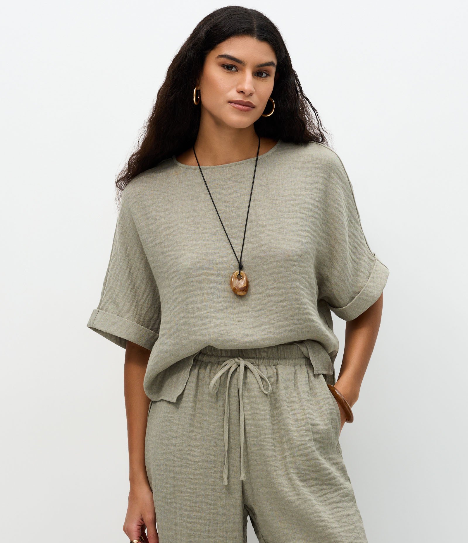 Blusa em Viscose com Barra Dobrada e Decote Canoa Cinza 3