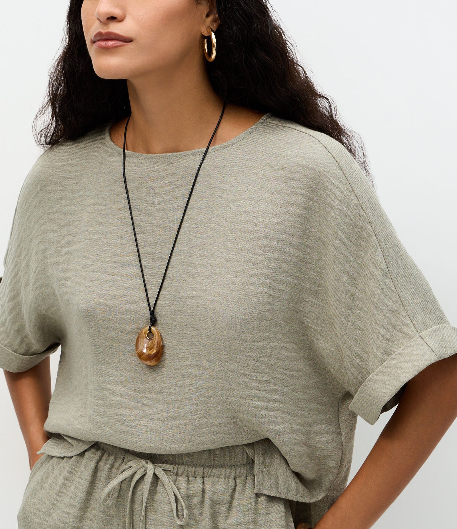 Blusa em Viscose com Barra Dobrada e Decote Canoa Cinza 4