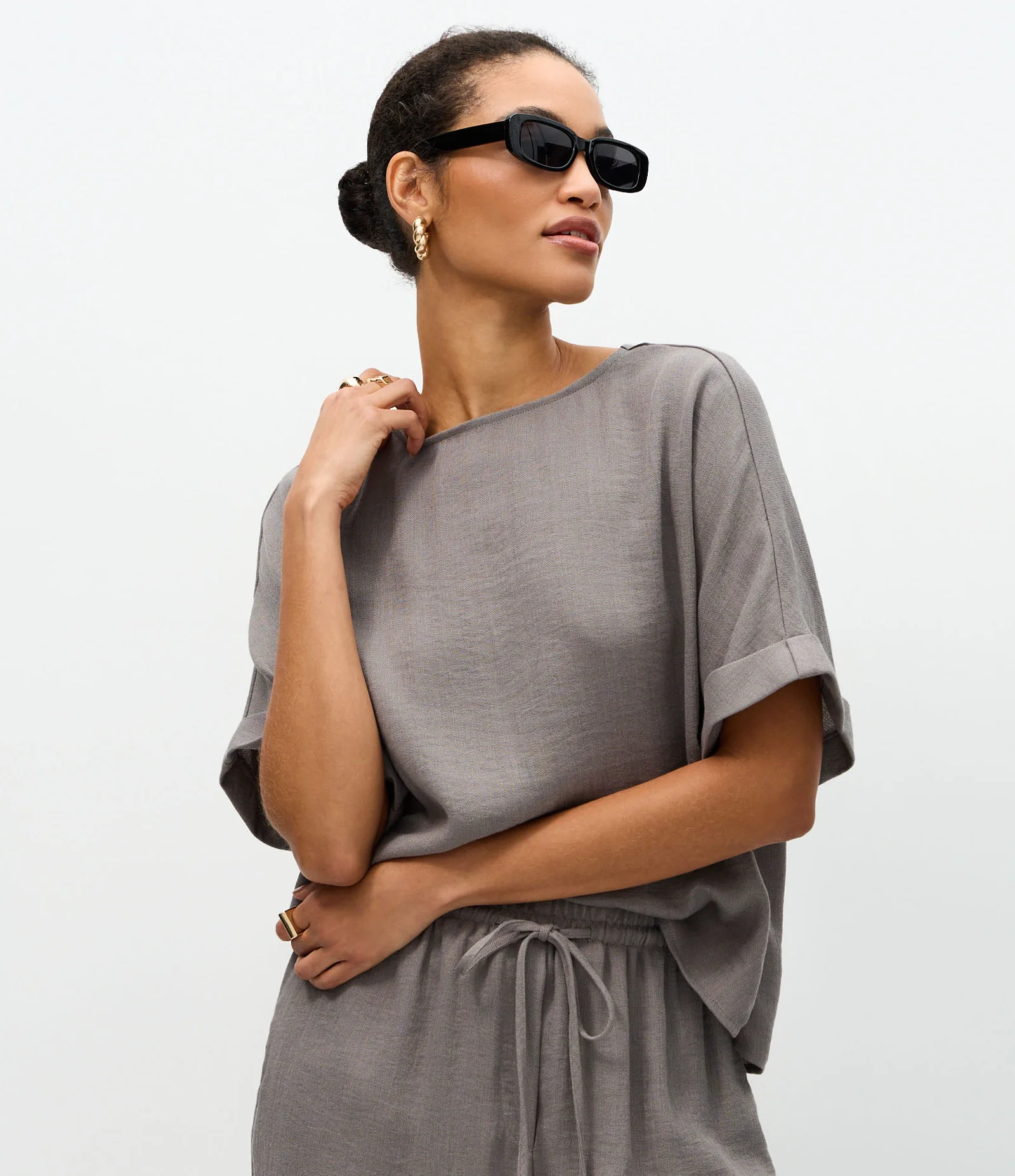 Blusa em Viscose com Barra Dobrada e Decote Canoa Cinza Escuro 1