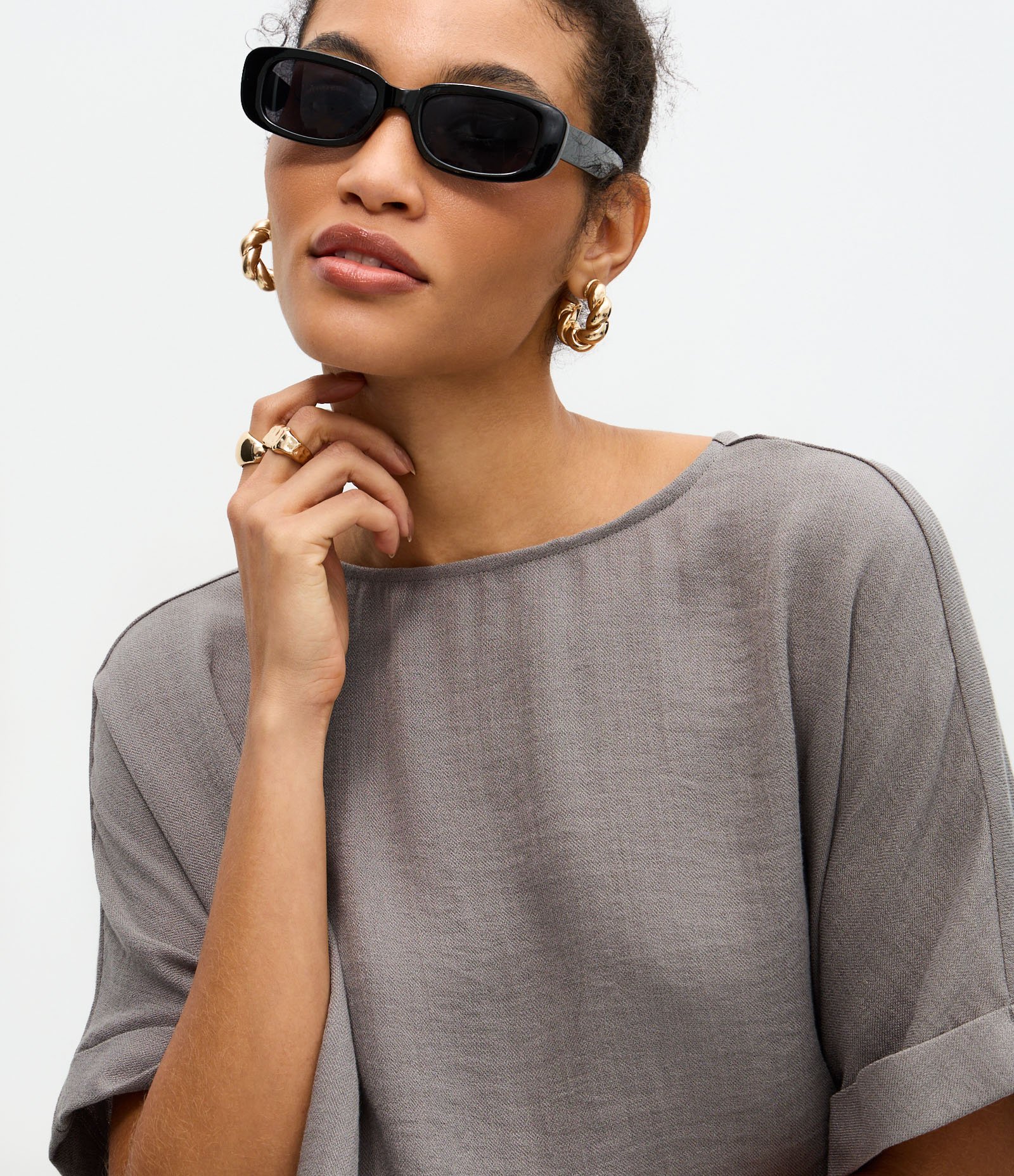 Blusa em Viscose com Barra Dobrada e Decote Canoa Cinza Escuro 3