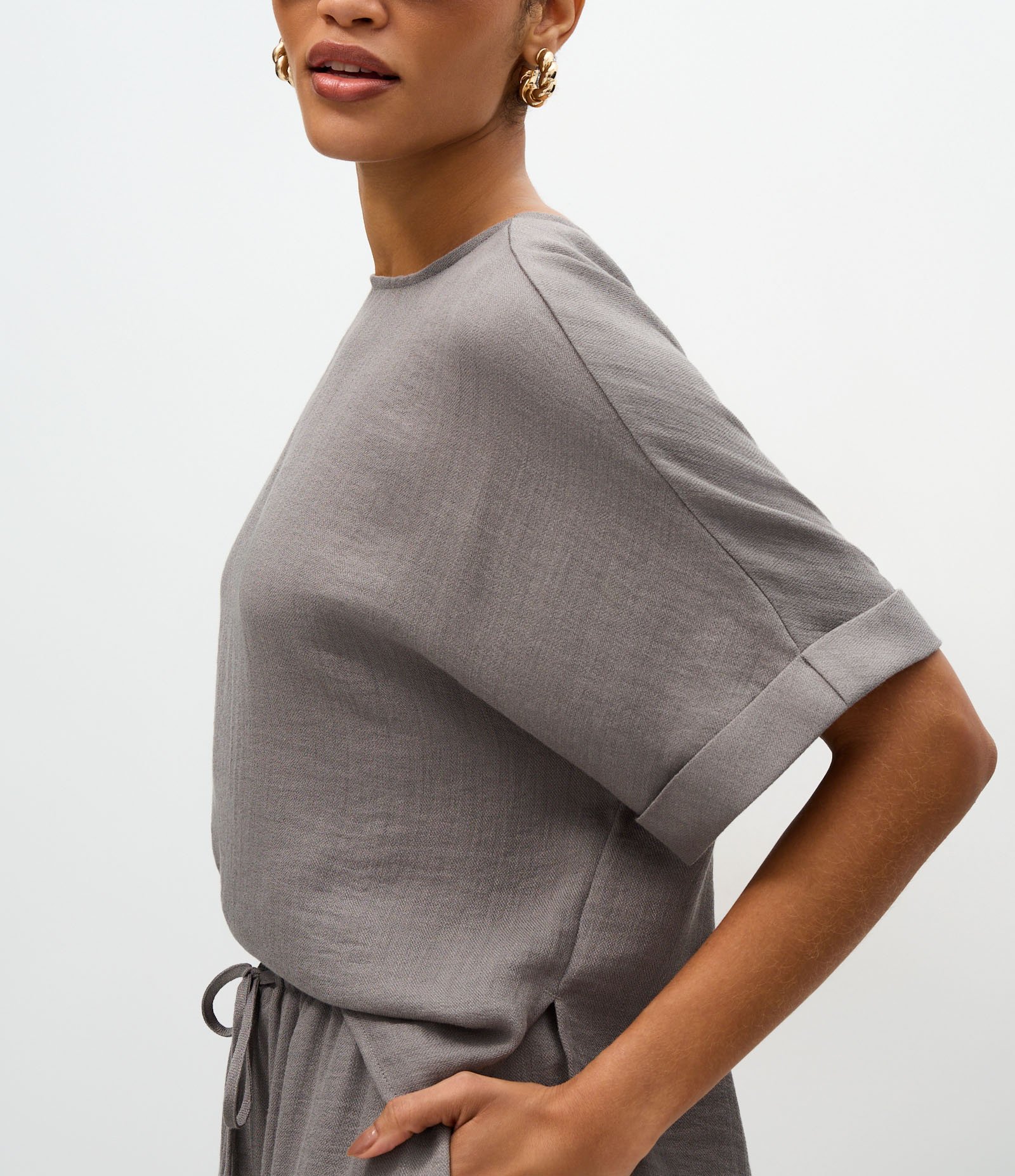 Blusa em Viscose com Barra Dobrada e Decote Canoa Cinza Escuro 4