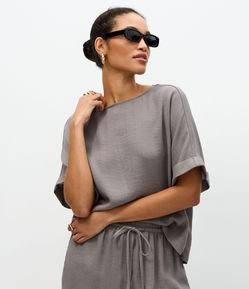 Blusa em Viscose com Barra Dobrada e Decote Canoa