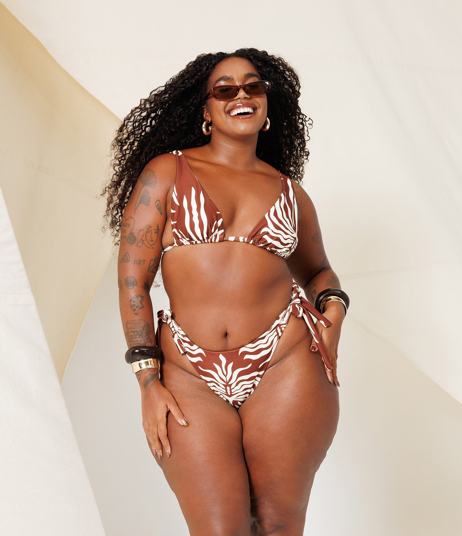 Biquíni Top Cortininha com Estampa Folhagem Curve & Plus Size Marrom 1