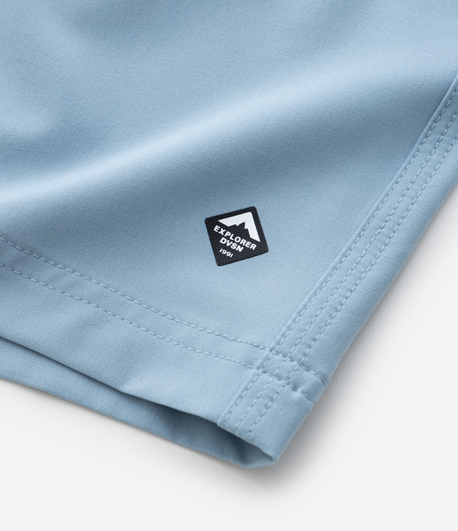 Bermuda com Detalhe de Etiqueta Emborrachada Azul Claro 5