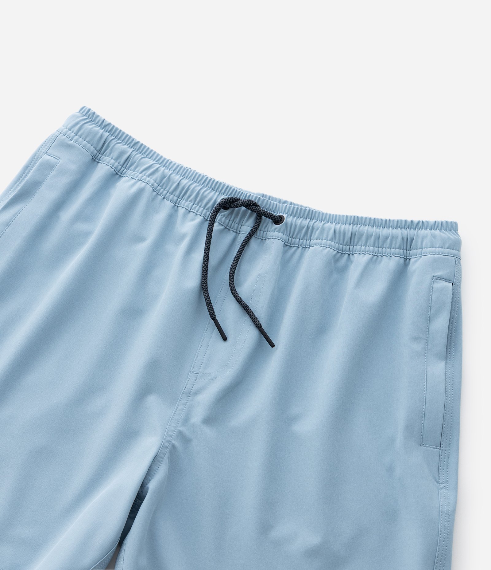 Bermuda com Detalhe de Etiqueta Emborrachada Azul Claro 7