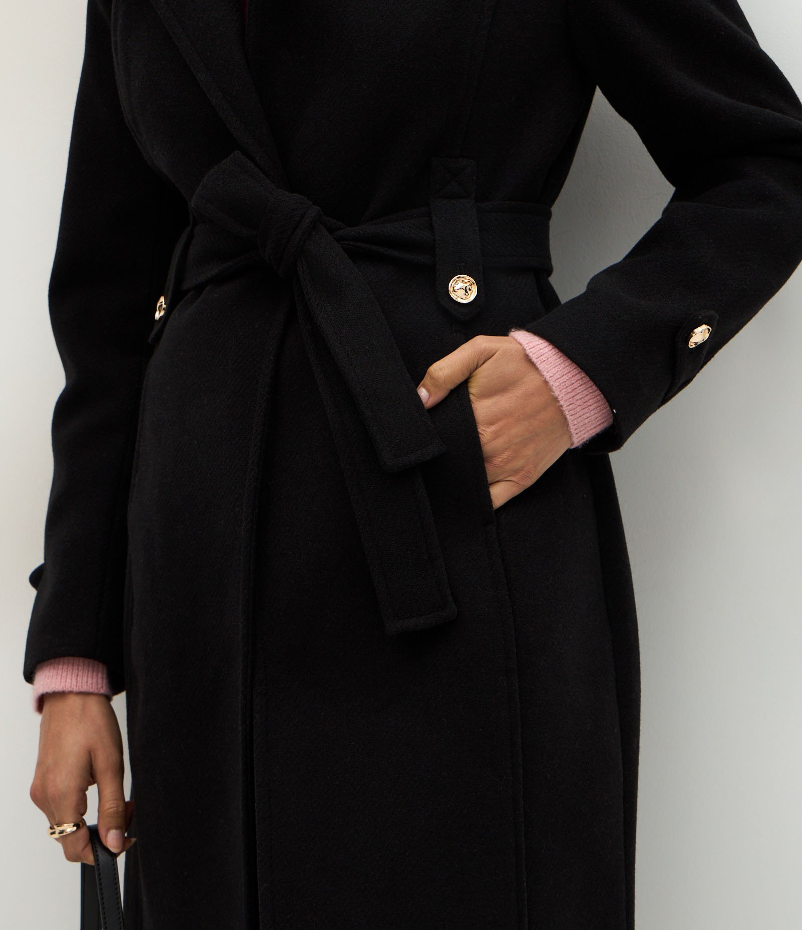 Casaco em Polyvelour com Faixa de Amarração e Botões Metalizados Preto 5