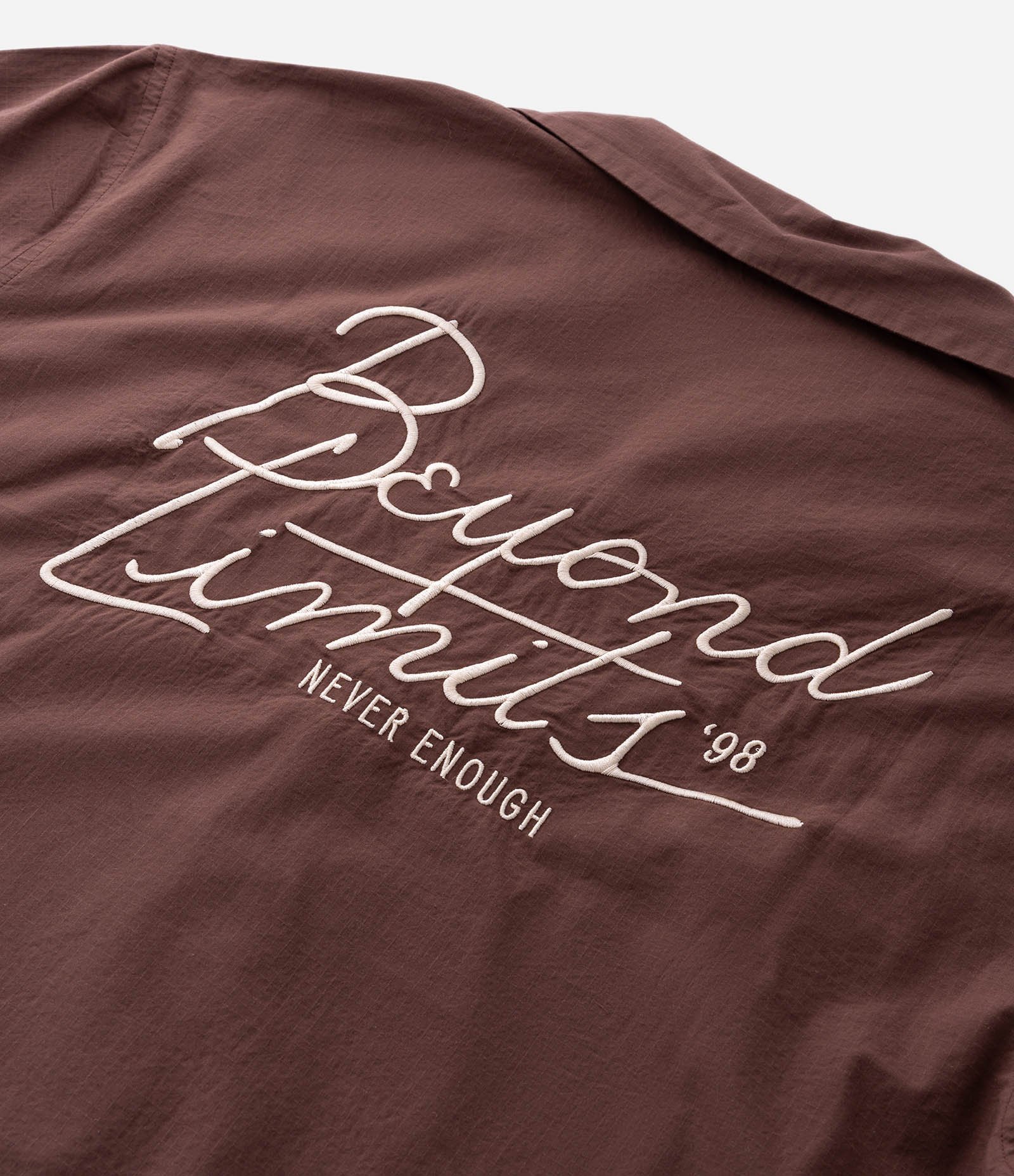 Camisa Boxy Manga Curta Texturizada com Lettering Bordado Marrom 10