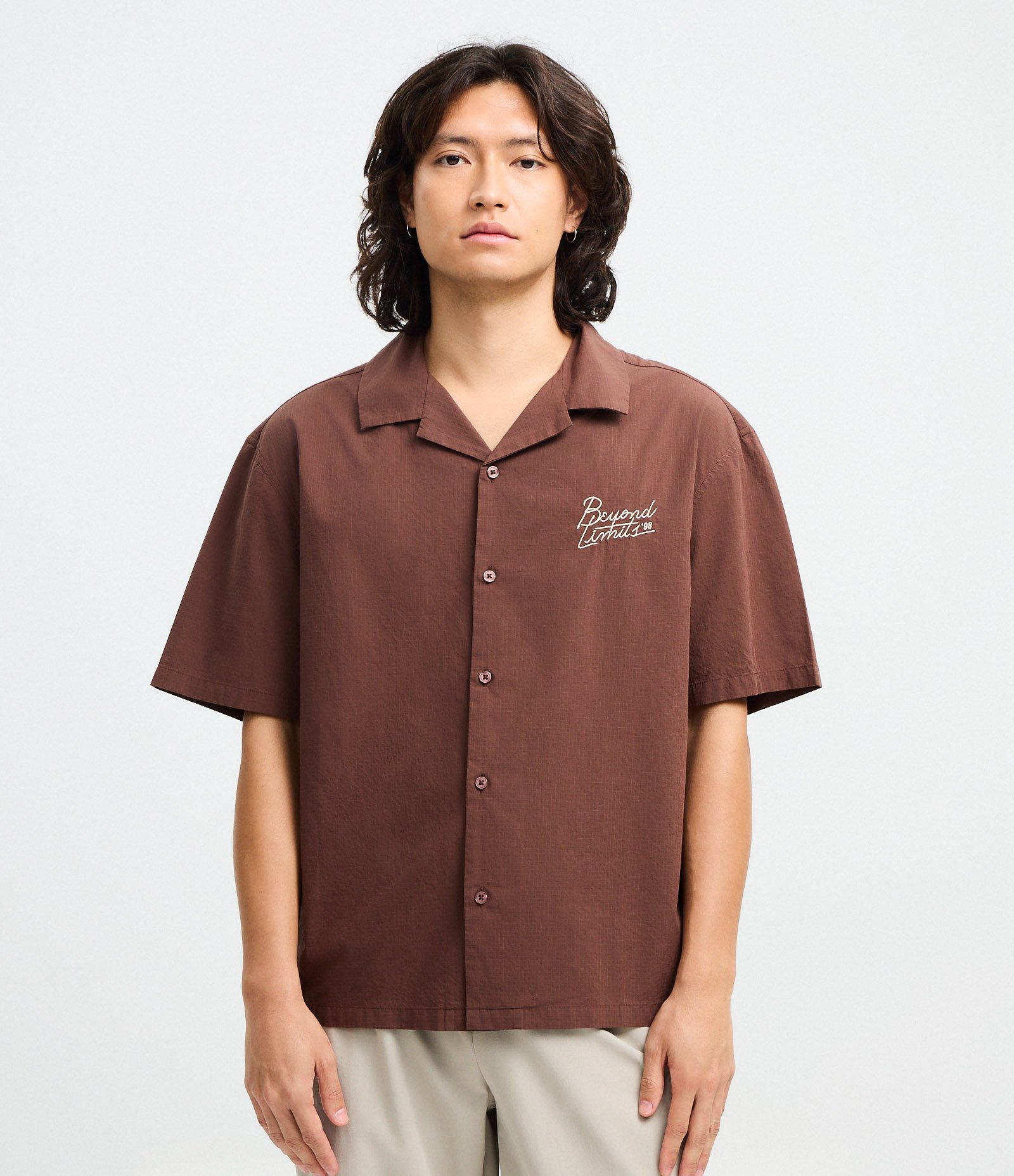 Camisa Boxy Manga Curta Texturizada com Lettering Bordado Marrom 1