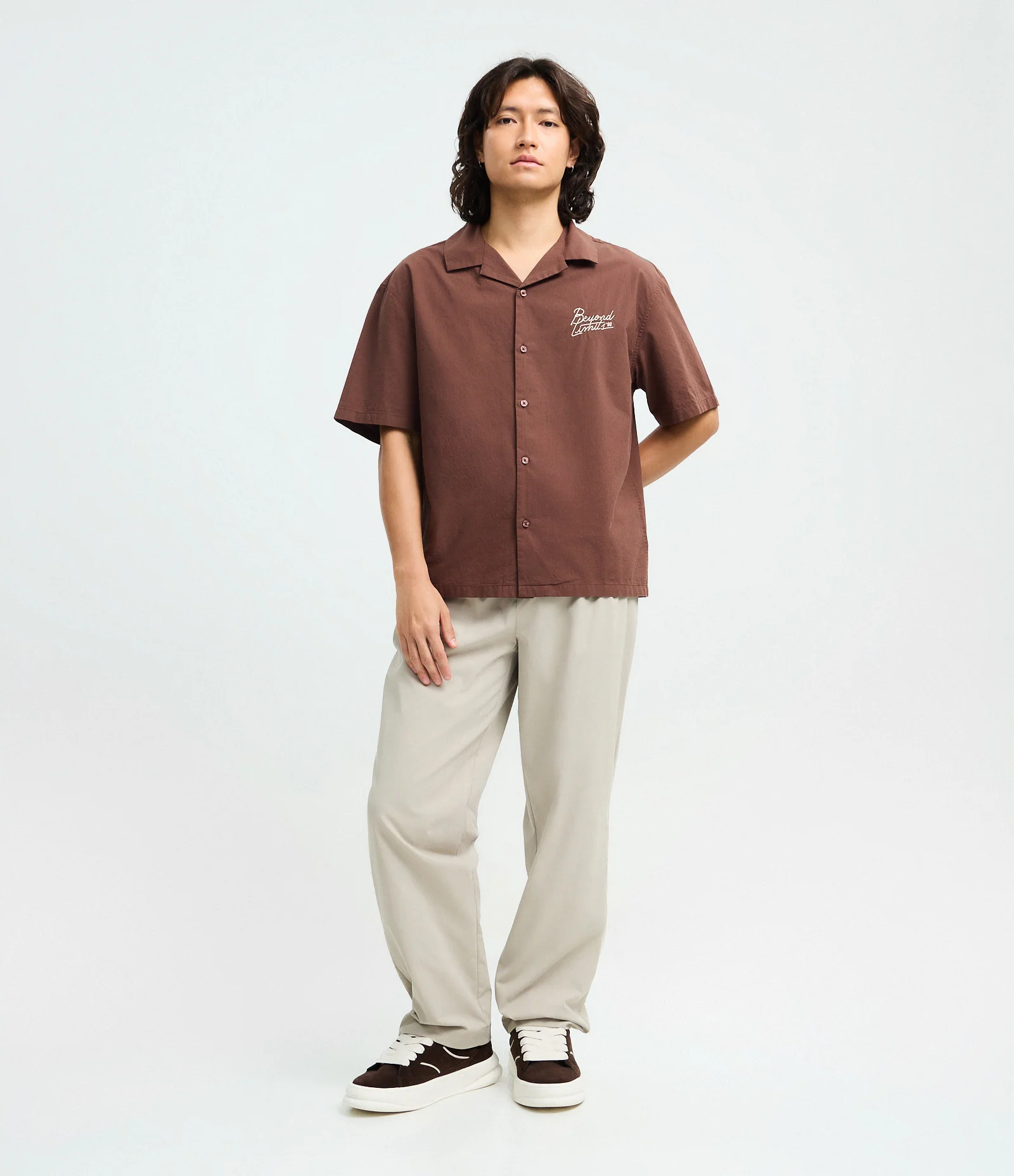 Camisa Boxy Manga Curta Texturizada com Lettering Bordado Marrom 2